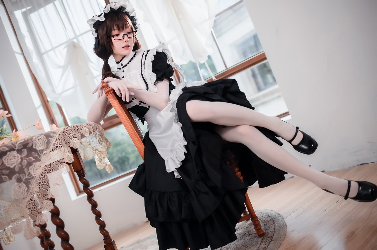 Xgyw.Net_动漫博主阿包也是兔娘传统长裙女仆主题私房性感黑色女仆裙半撩秀翘臀诱惑写真47P