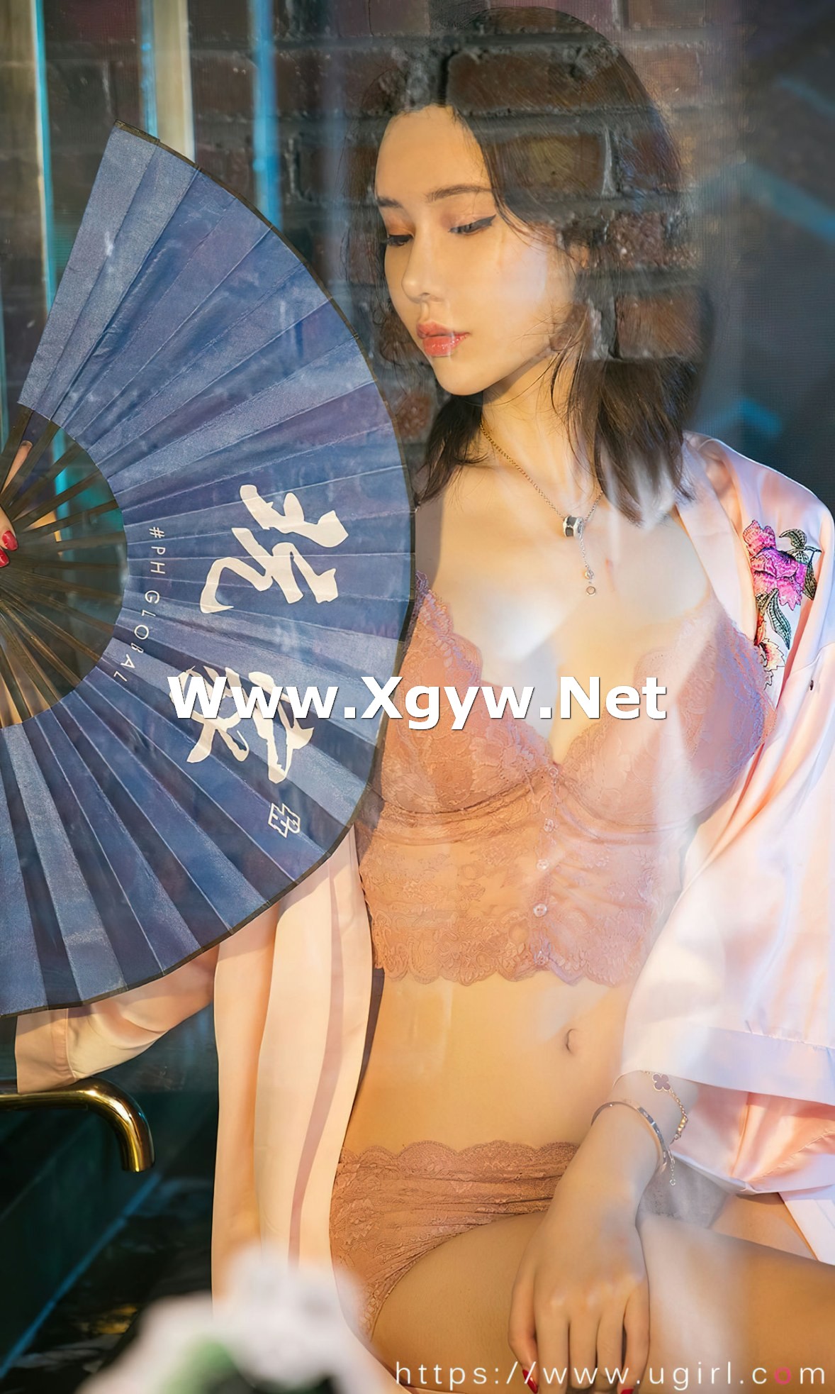 Xgyw.Net_[Ugirls爱尤物]No.2521_模特萌琪琪半脱性感粉色睡袍露蕾丝内衣秀完美身材诱惑写真35P