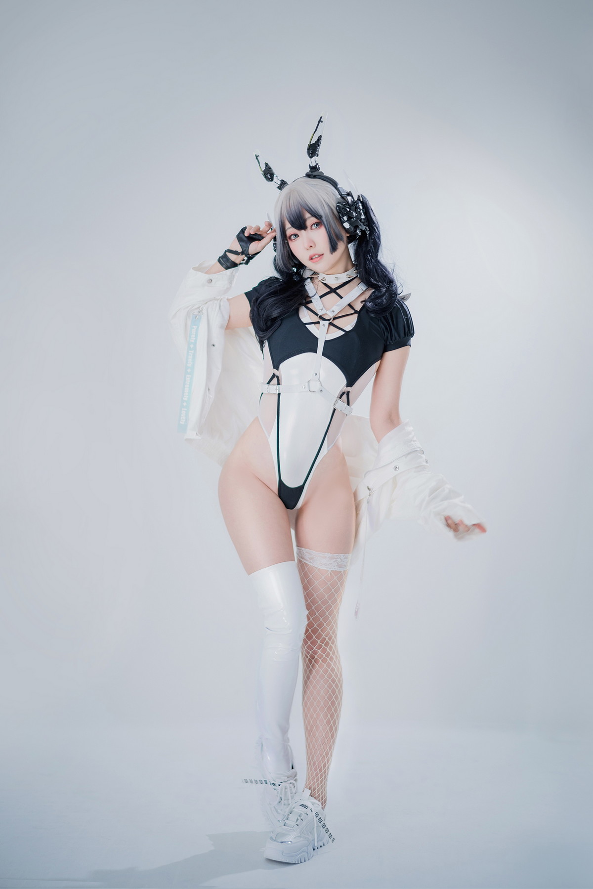 Xgyw.Net_Coser妹子Ely_eee-CyberGirl Blanche主题私房性感高叉连体衣秀翘臀美腿诱惑写真42P