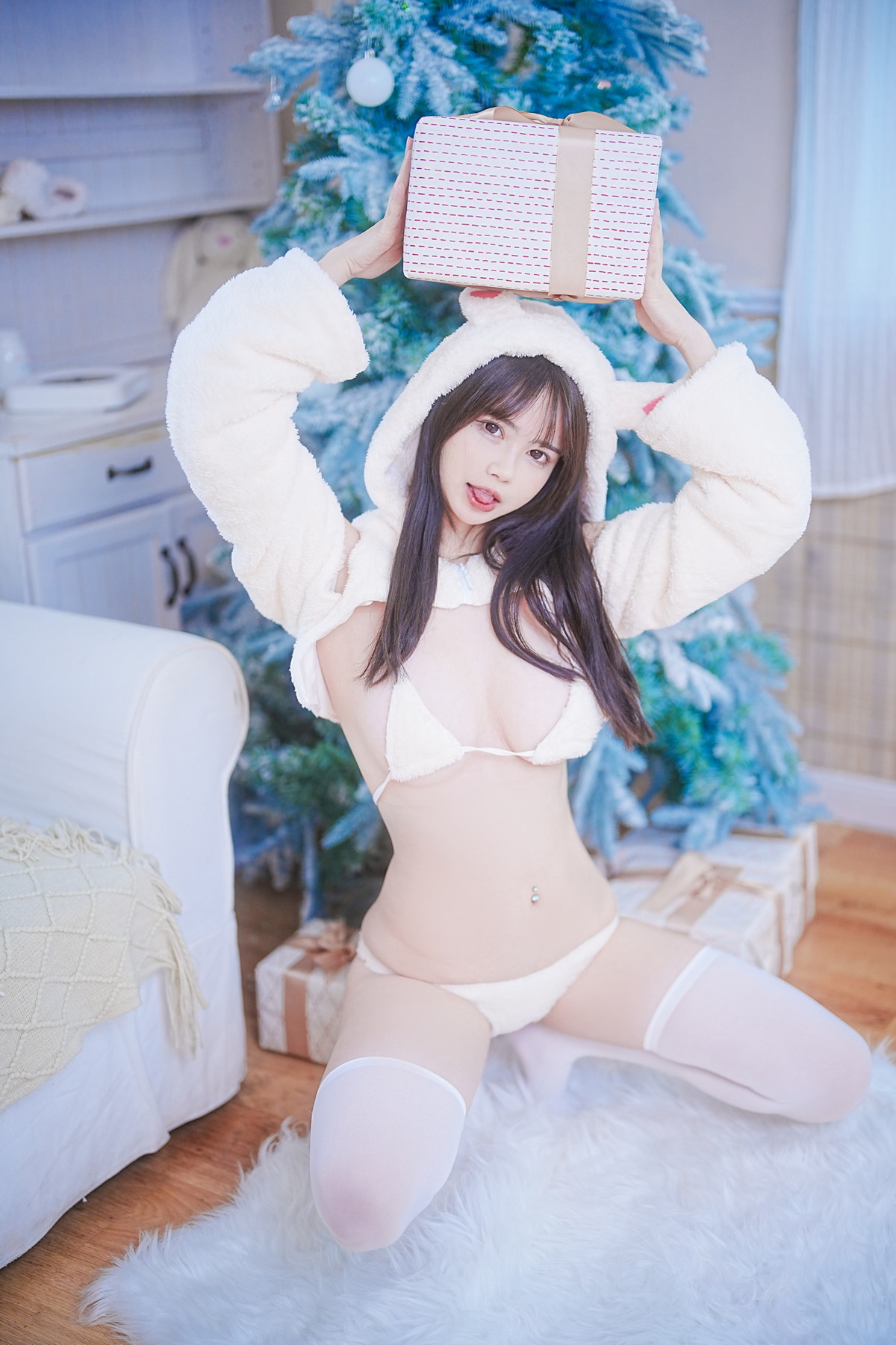 Xgyw.Net_动漫博主Tina很妖孽呀小兔子乖乖主题私房白色绒毛内衣配白丝袜丰满诱惑写真52P