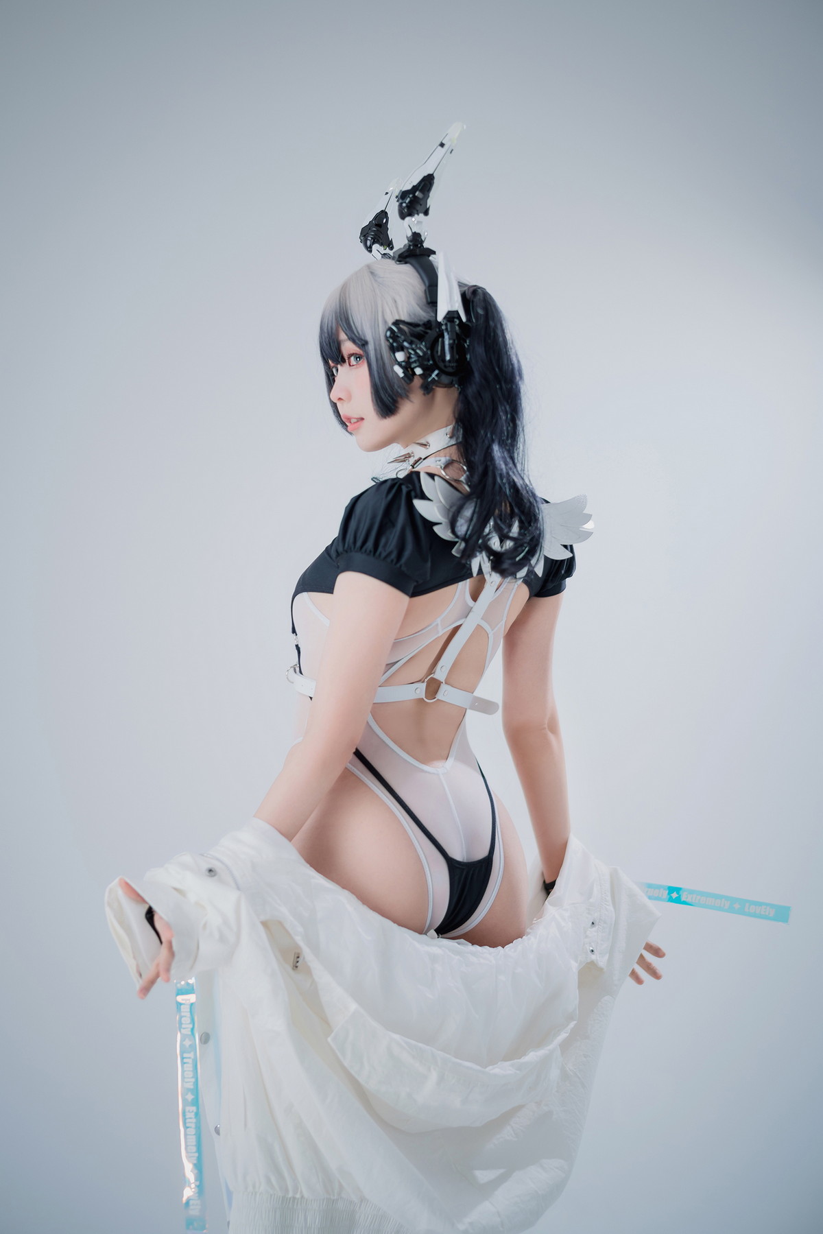 Xgyw.Net_Coser妹子Ely_eee-CyberGirl Blanche主题私房性感高叉连体衣秀翘臀美腿诱惑写真42P