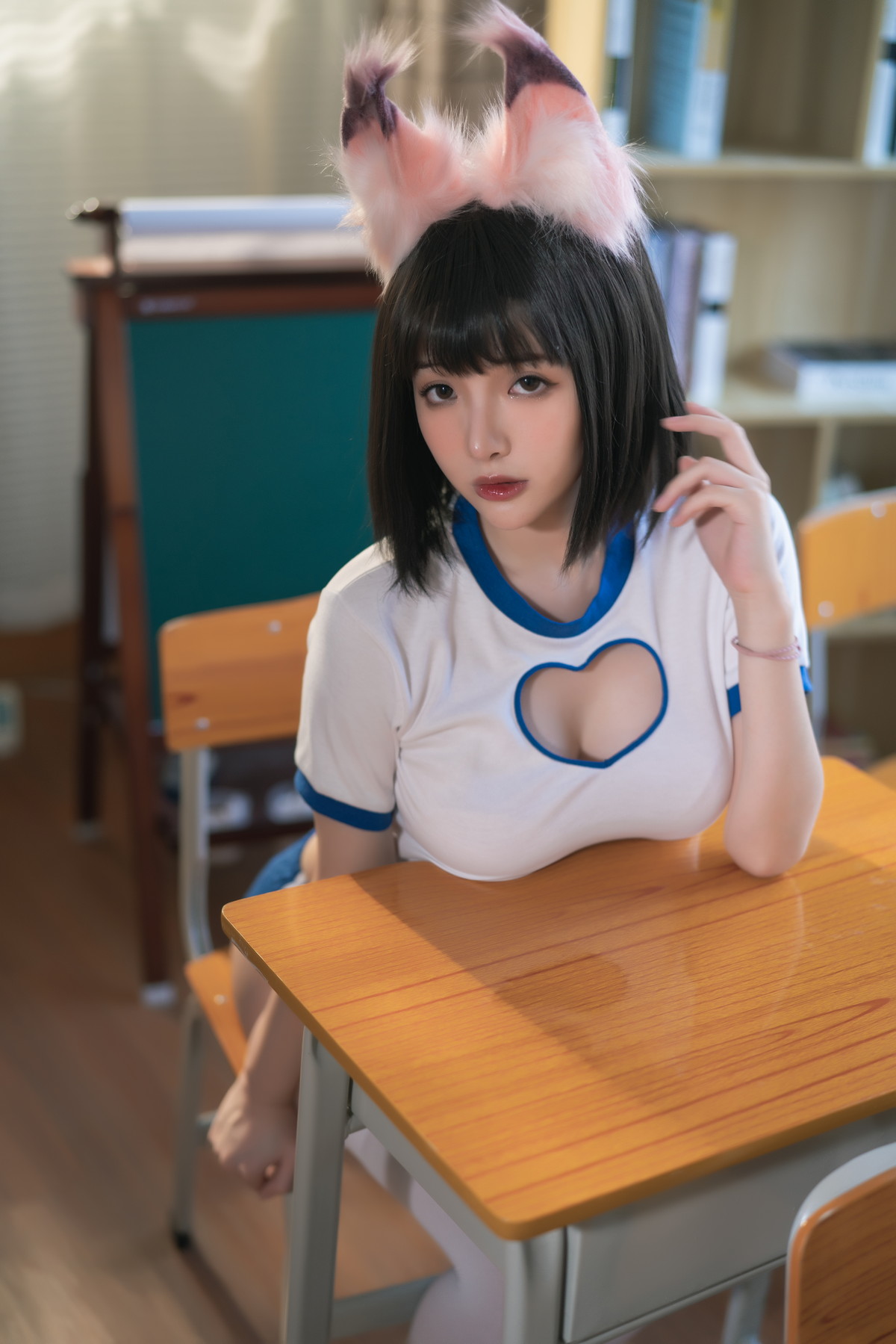 Xgyw.Net_动漫博主雯妹不讲道理运动服猫咪主题教师性感白色运动装配白丝袜迷人诱惑写真30P