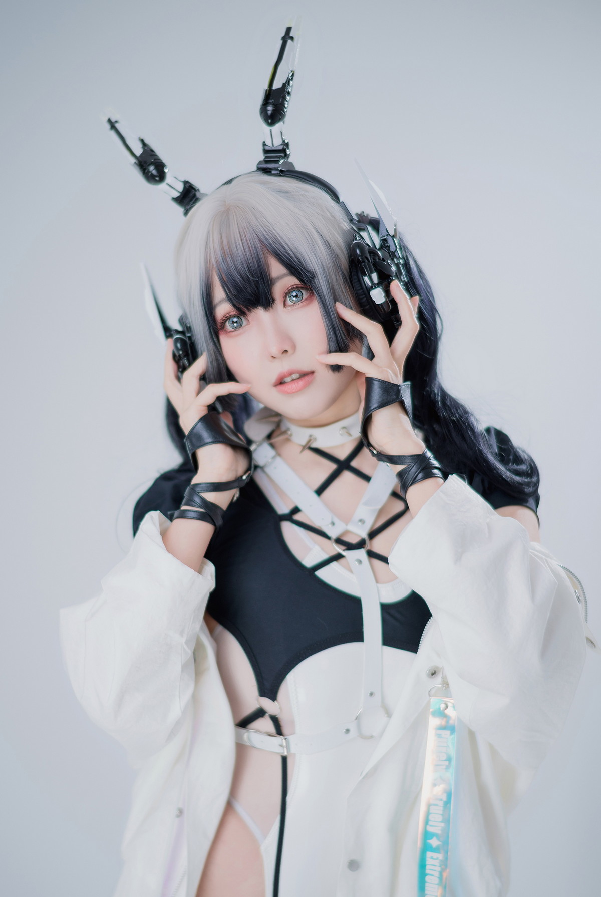 Xgyw.Net_Coser妹子Ely_eee-CyberGirl Blanche主题私房性感高叉连体衣秀翘臀美腿诱惑写真42P