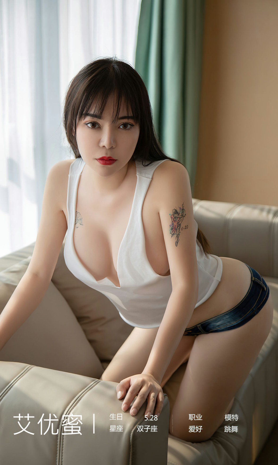 Xgyw.Net_[Ugirls爱尤物]No.2522_模特艾优蜜性感白色精简上衣配超短牛仔裤秀完美身材诱惑写真35P