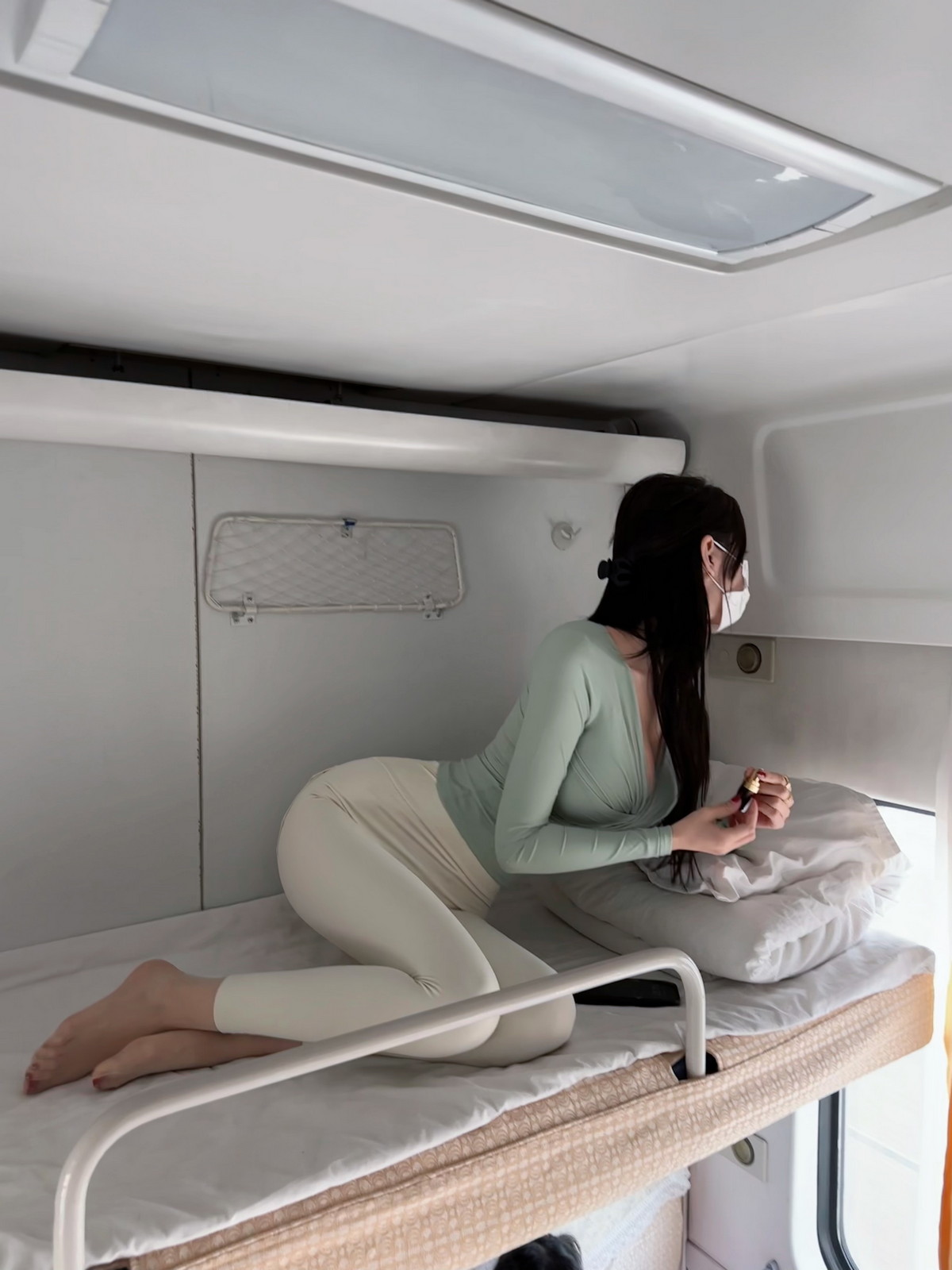 Xgyw.Net_健身女神脸红Dearie高铁之旅主题高铁上半脱紧身服饰露豪乳翘臀惹火诱惑写真80P