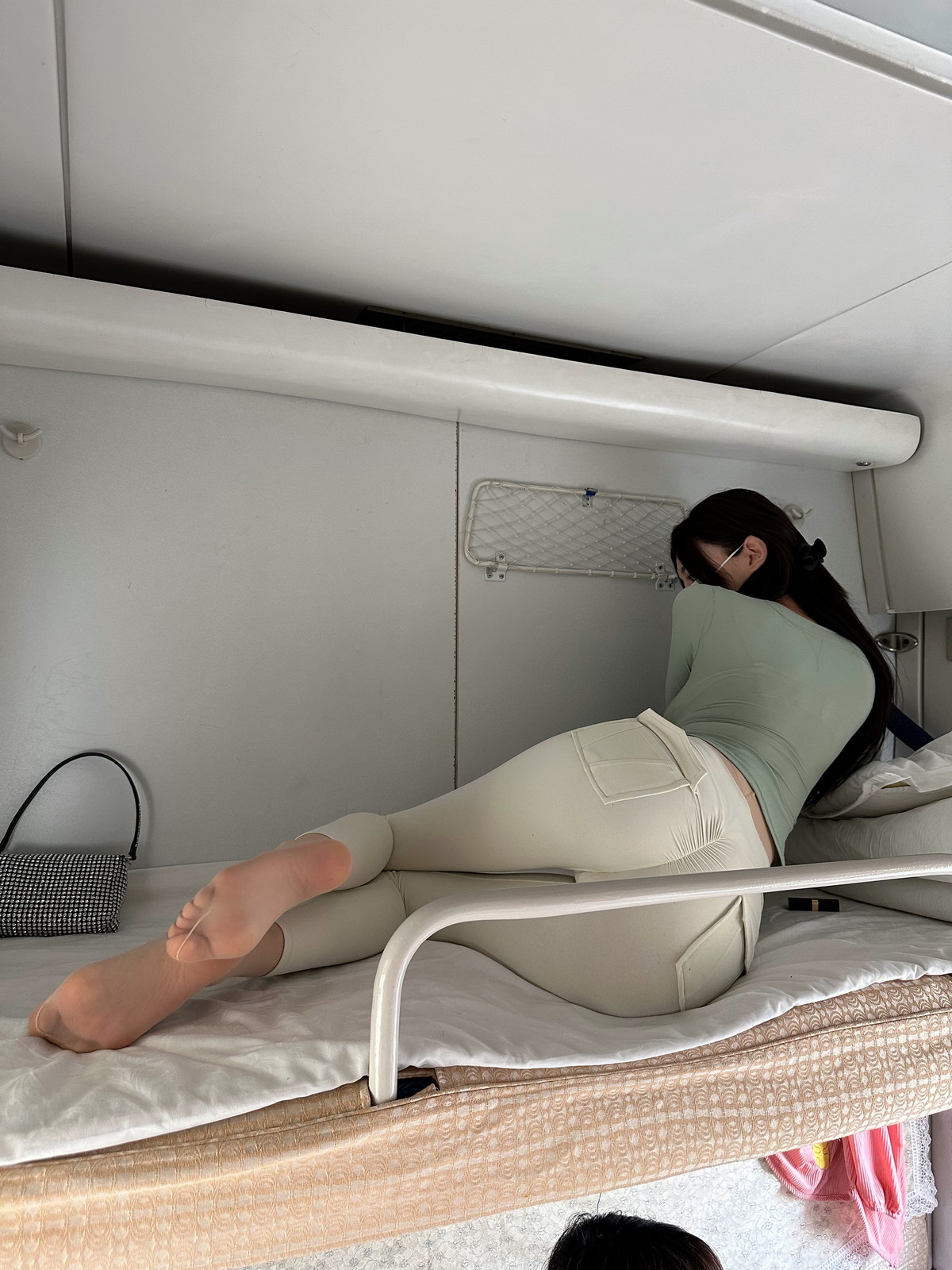 Xgyw.Net_健身女神脸红Dearie高铁之旅主题高铁上半脱紧身服饰露豪乳翘臀惹火诱惑写真80P