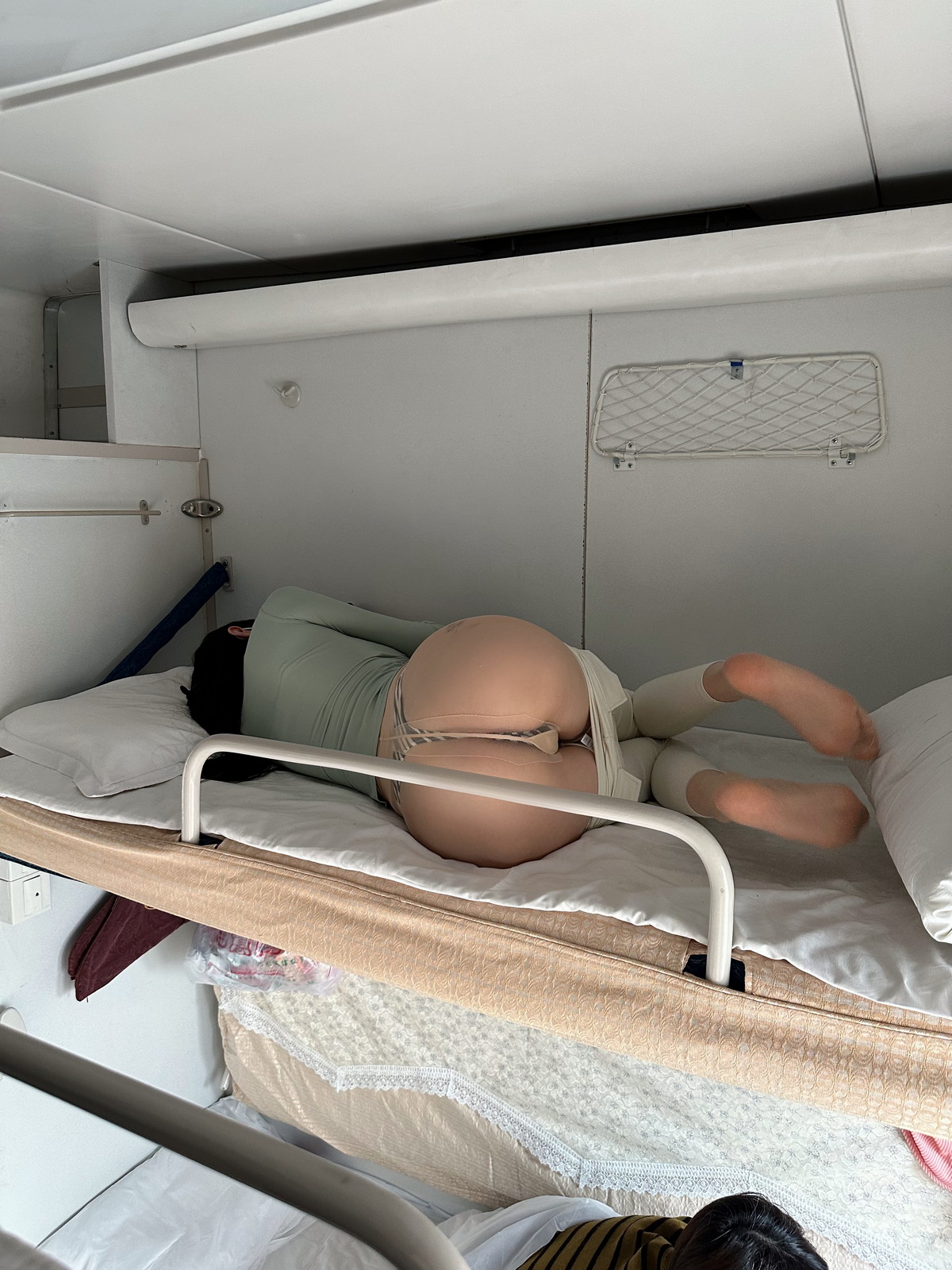 Xgyw.Net_健身女神脸红Dearie高铁之旅主题高铁上半脱紧身服饰露豪乳翘臀惹火诱惑写真80P
