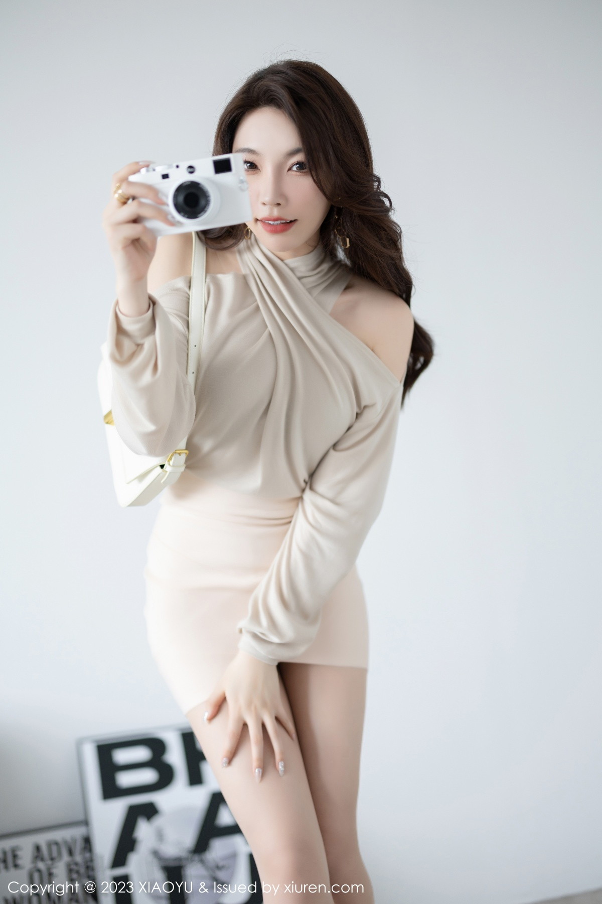 Xgyw.Net_[XiaoYu画语界]Vol.969_女神徐莉芝Booty脱浅色上衣露性感蓝色内衣配超薄肉丝诱惑写真82P