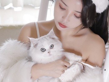 网络青春美女苏嫣嫣阿姨初冬主题私人脱白色绒毛外衣露性感白色内衣迷人骚扰写真31P