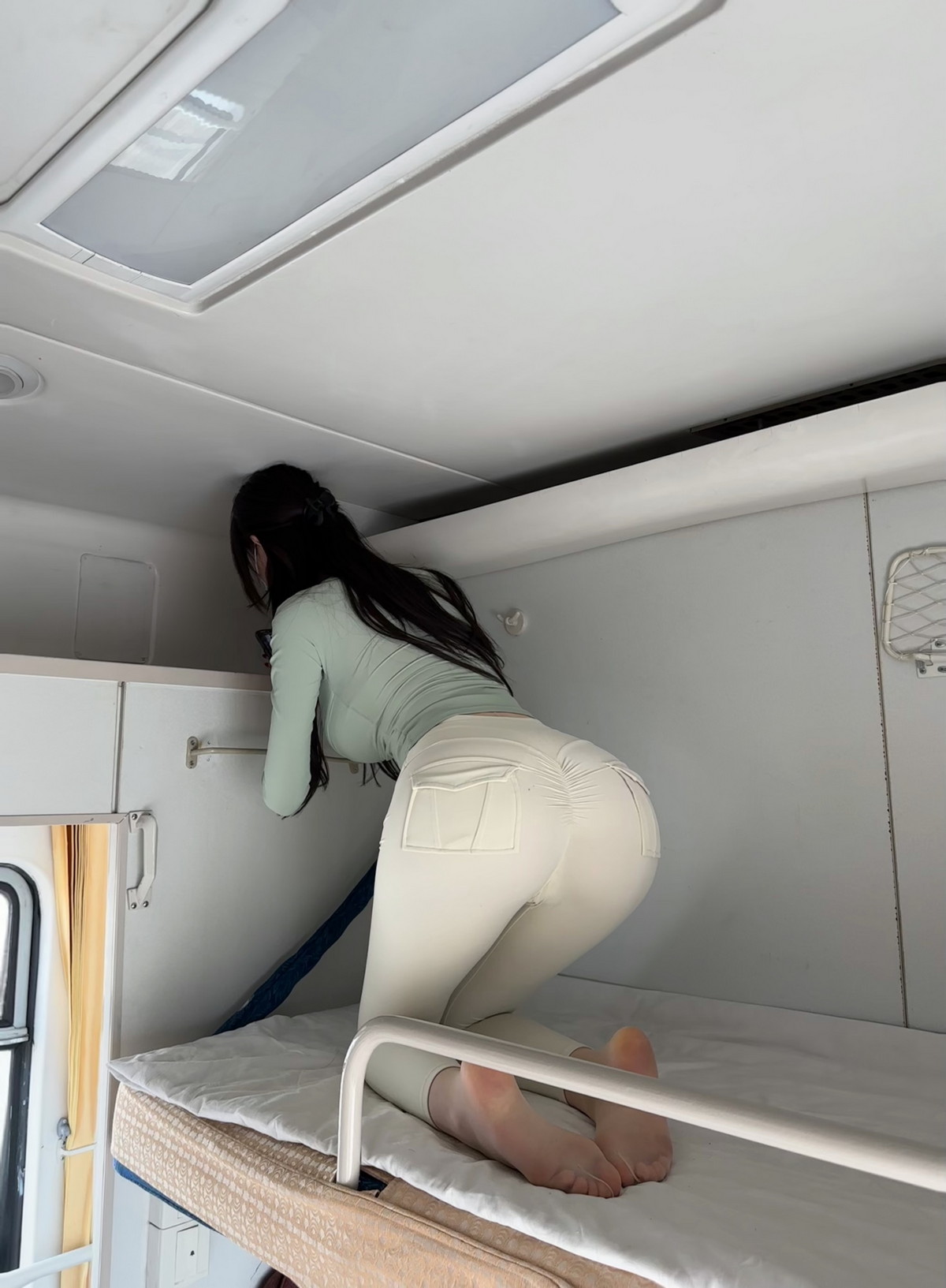 Xgyw.Net_健身女神脸红Dearie高铁之旅主题高铁上半脱紧身服饰露豪乳翘臀惹火诱惑写真80P