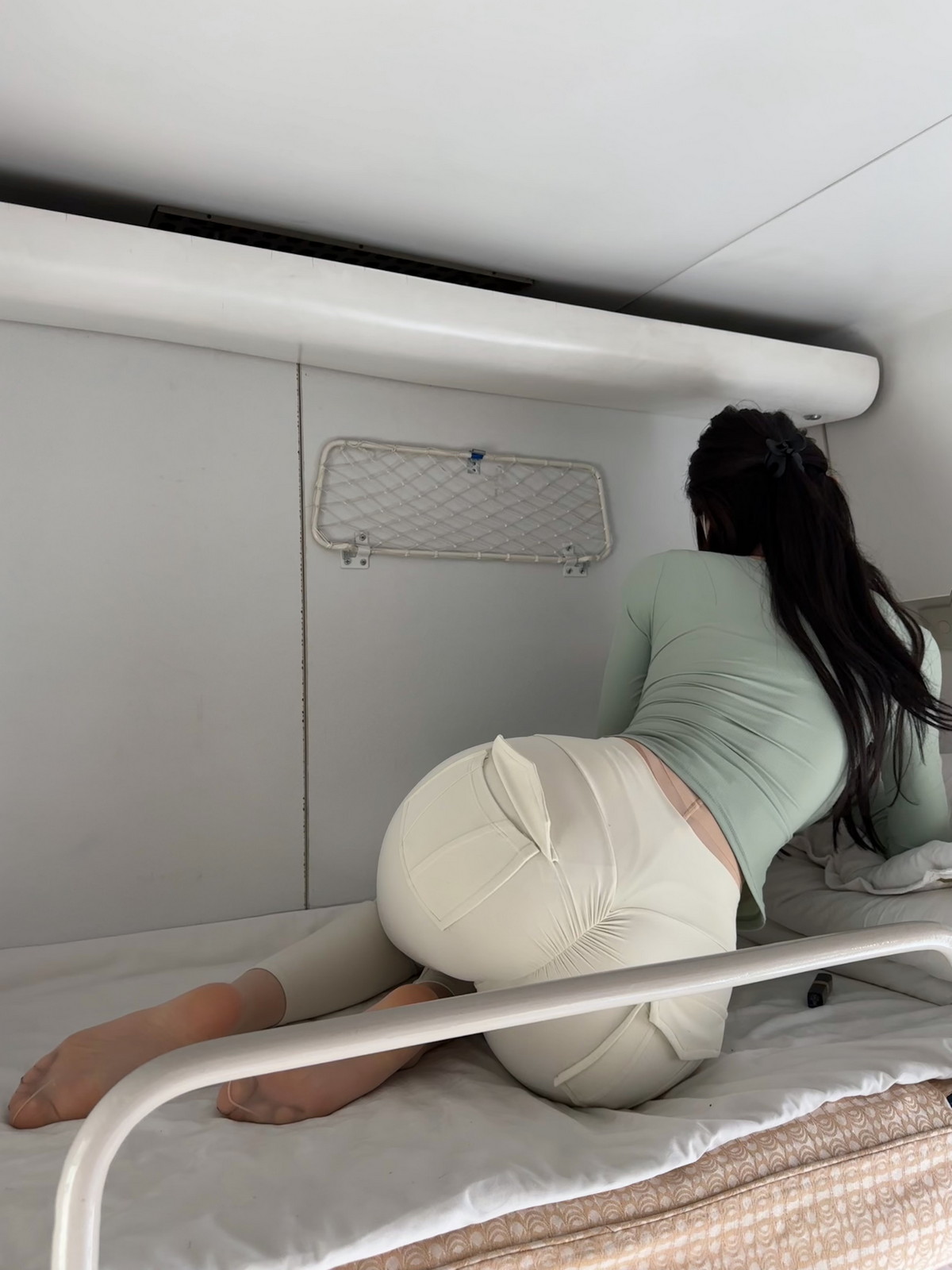 Xgyw.Net_健身女神脸红Dearie高铁之旅主题高铁上半脱紧身服饰露豪乳翘臀惹火诱惑写真80P