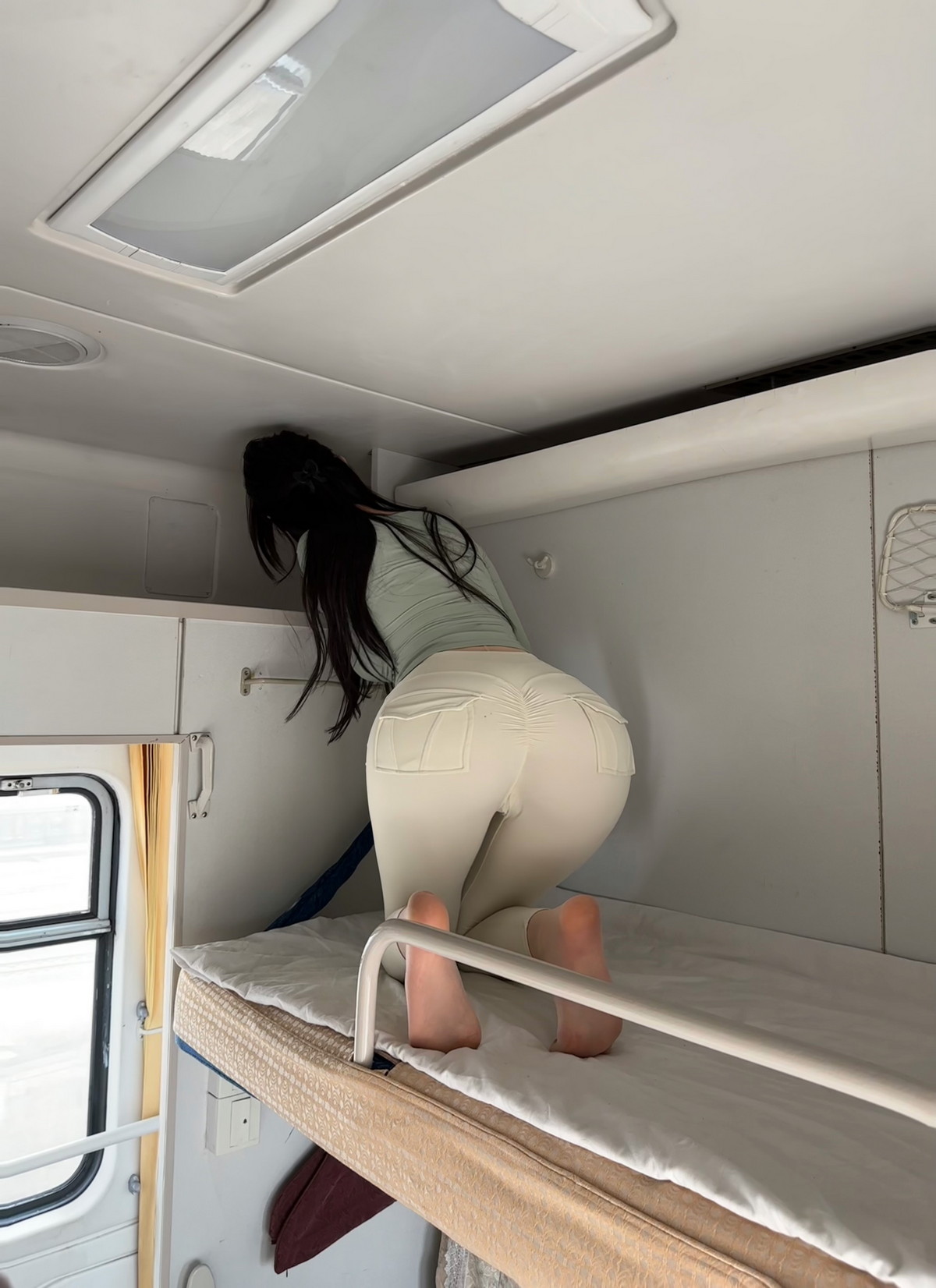 Xgyw.Net_健身女神脸红Dearie高铁之旅主题高铁上半脱紧身服饰露豪乳翘臀惹火诱惑写真80P
