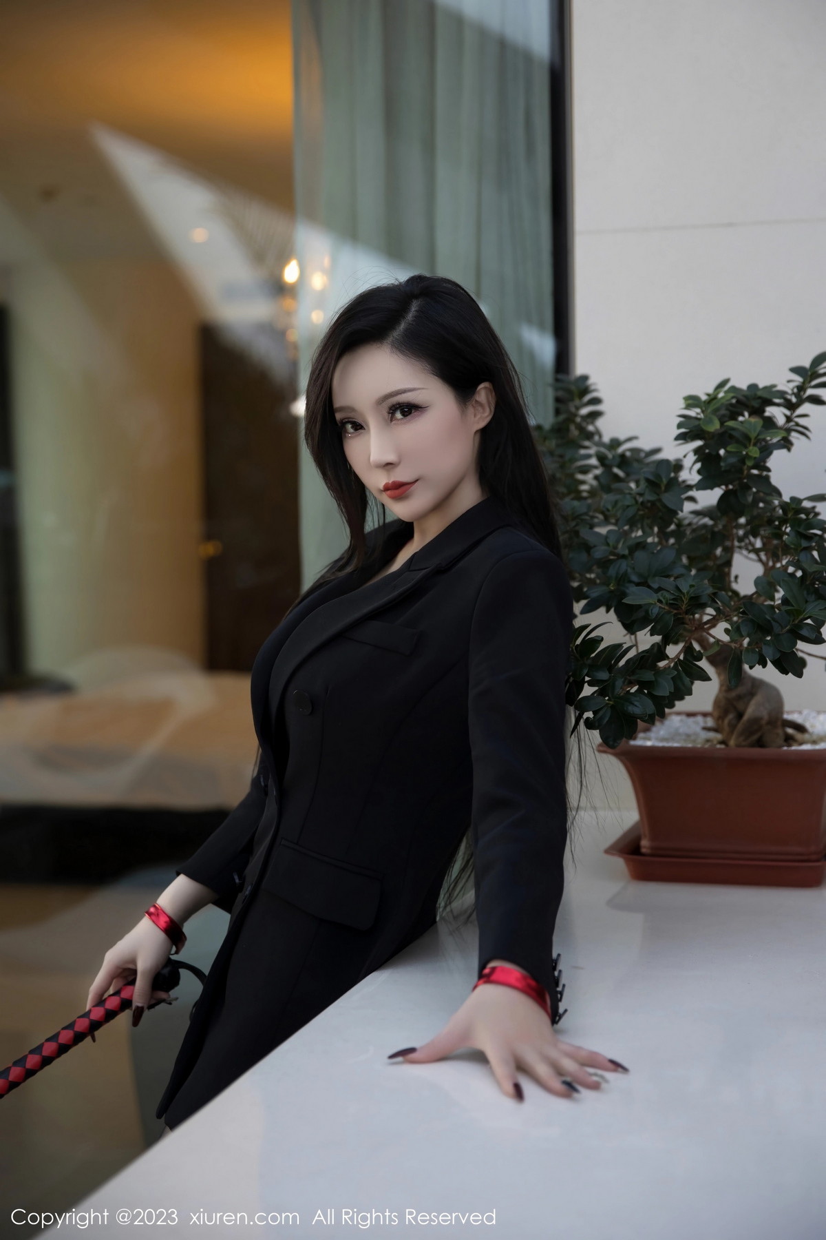 Xgyw.Net_XiuRen第6294期_新人模特大琪琪Emily脱黑色外衣露红色情趣内衣秀玲珑身段写真95P