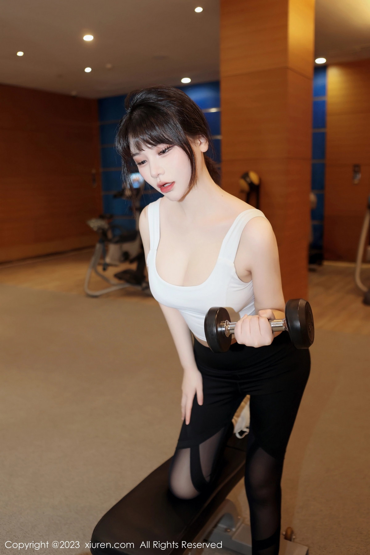 Xgyw.Net_XiuRen第6289期_模特桃桃子白色短款上衣配瑜伽裤半脱露性感内衣完美诱惑写真80P
