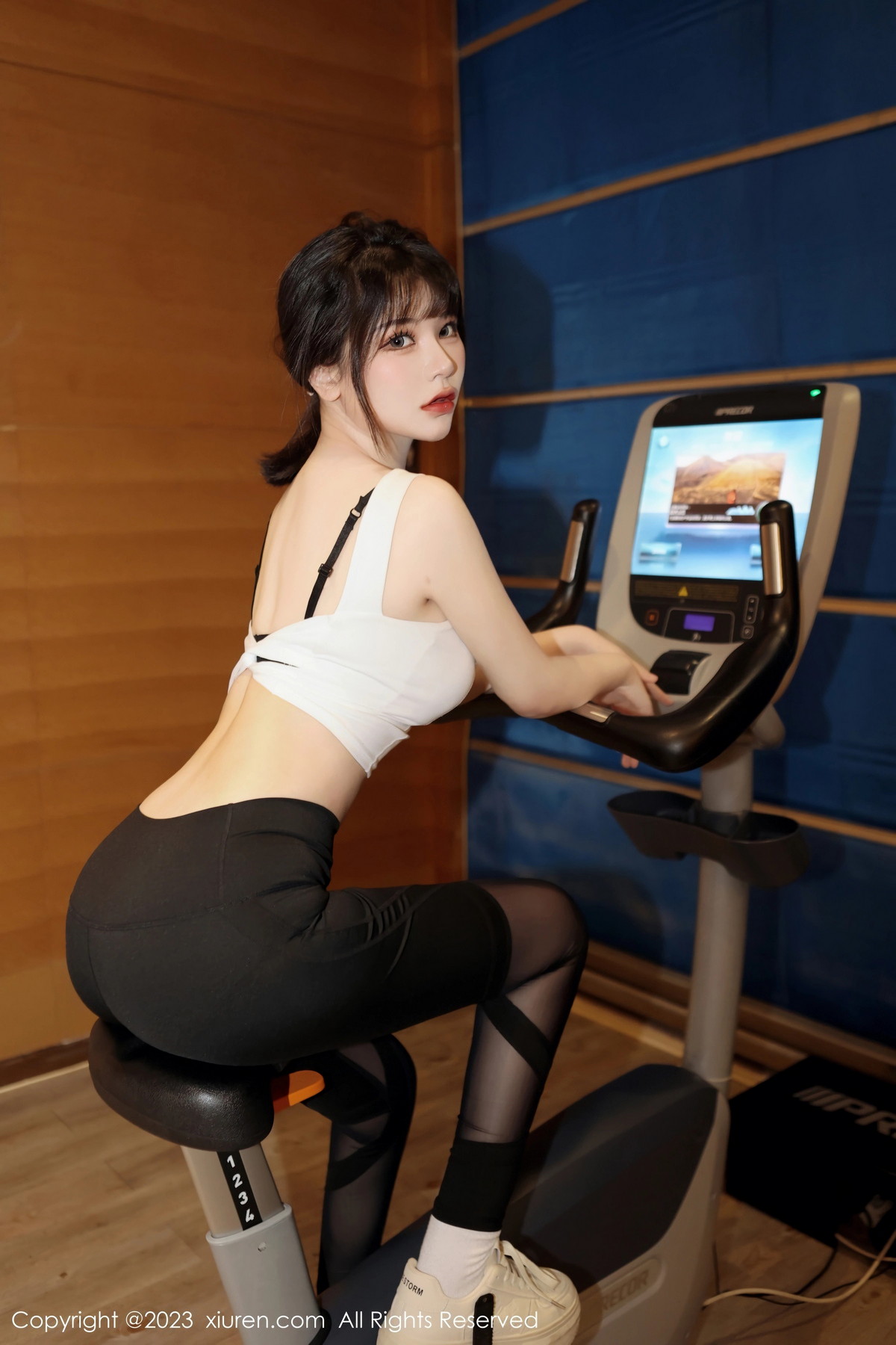 Xgyw.Net_XiuRen第6289期_模特桃桃子白色短款上衣配瑜伽裤半脱露性感内衣完美诱惑写真80P