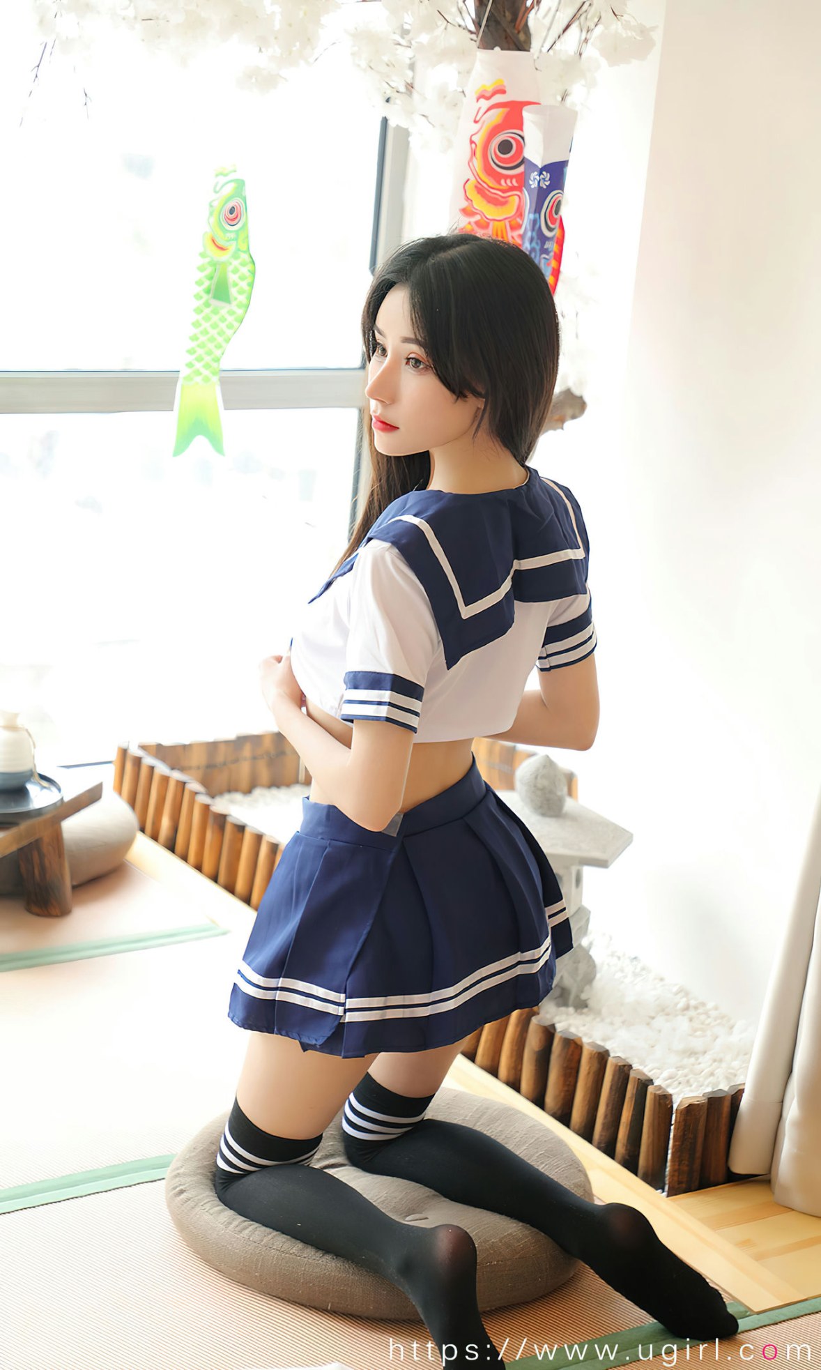 Xgyw.Net_[Ugirls爱尤物]No.2524_模特茯苓私房性感学生制服配黑丝袜秀曼妙身姿迷人诱惑写真35P