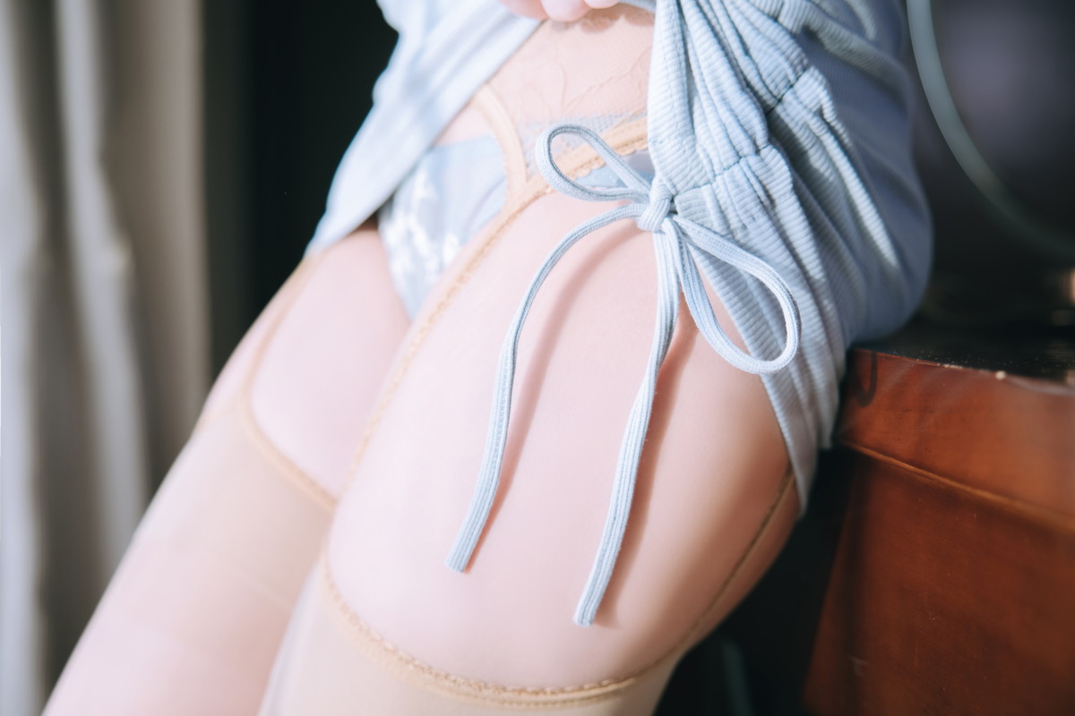 Xgyw.Net_Cosplay美女日奈娇私人秘书主题性感白上衣配蓝短裙肉丝吊袜秀丰满身材诱惑写真105P