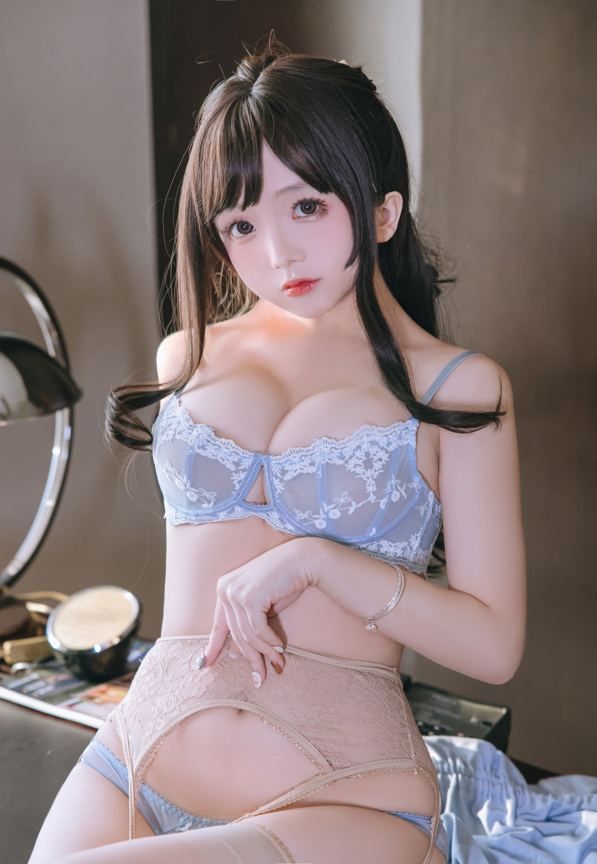 Xgyw.Net_Cosplay美女日奈娇私人秘书主题性感白上衣配蓝短裙肉丝吊袜秀丰满身材诱惑写真105P