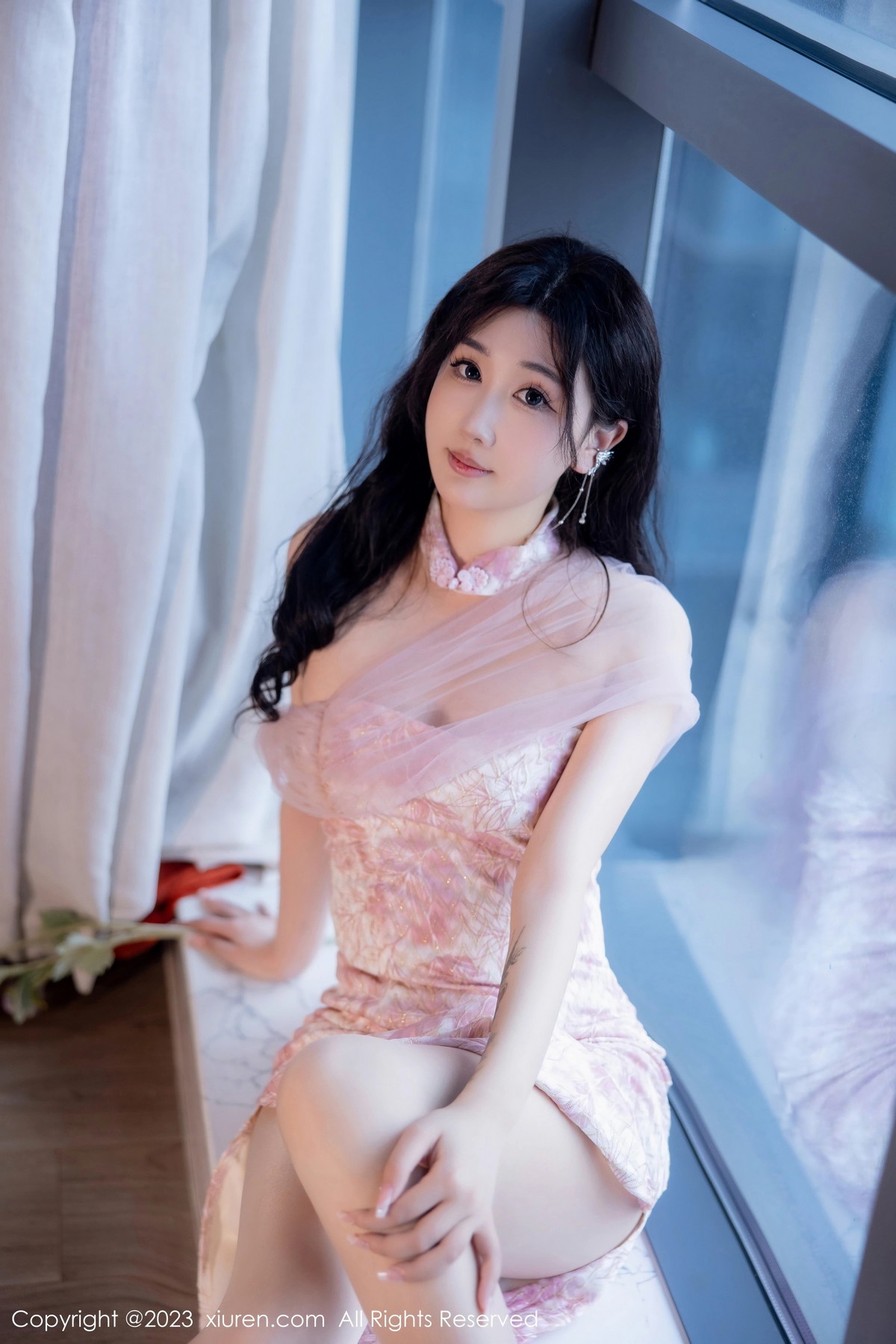 Xgyw.Net_XiuRen第6313期_模特江真真性感粉色露肩连衣短裙配超薄无内肉丝惹火诱惑写真76P
