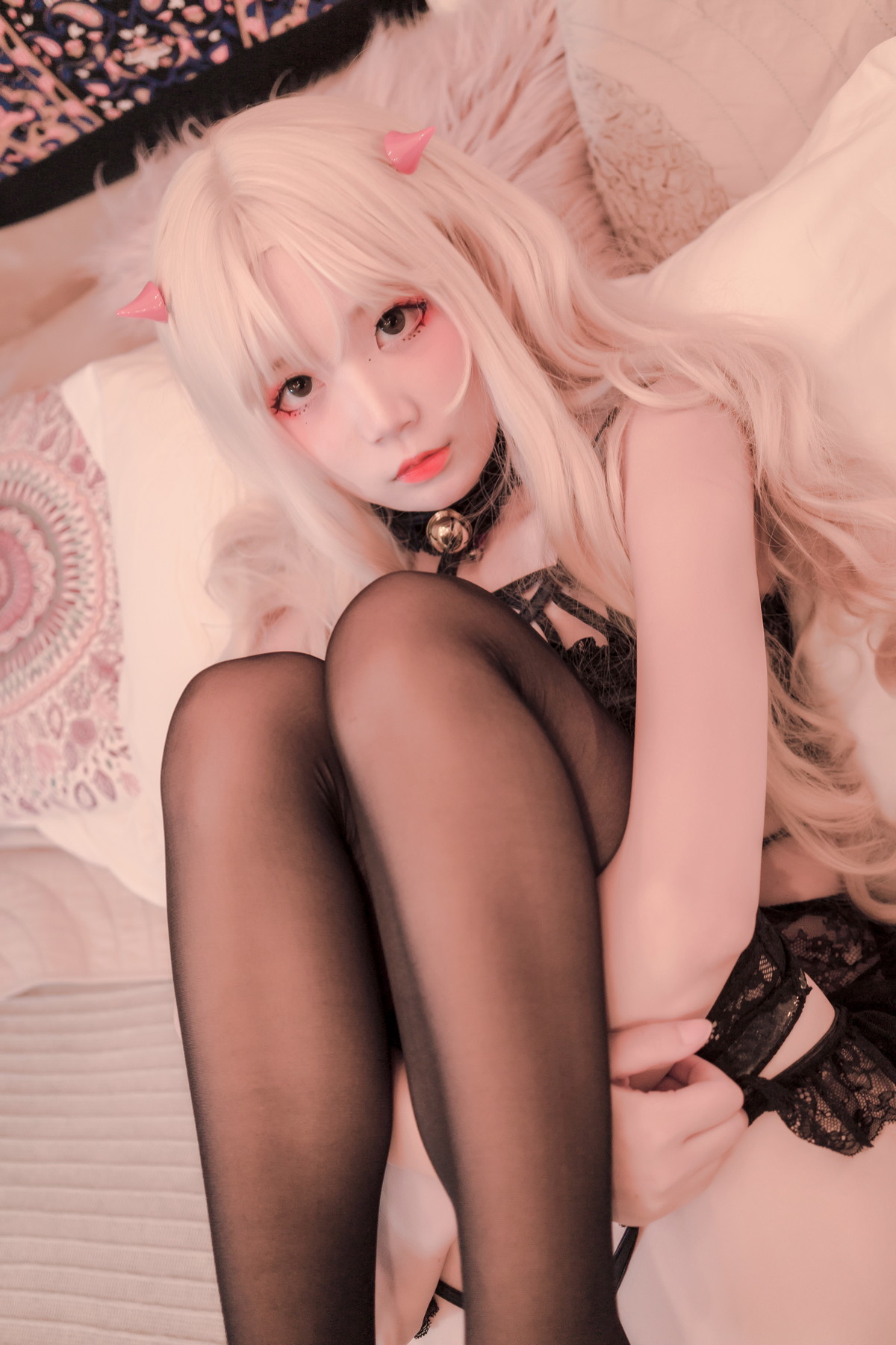 Xgyw.Net_清纯少女五更百鬼圣女吊带黑丝主题私房性感黑色蕾丝内衣配魅惑黑丝迷人写真60P