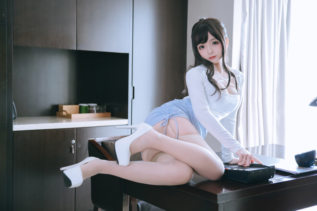 Xgyw.Net_Cosplay美女日奈娇私人秘书主题性感白上衣配蓝短裙肉丝吊袜秀丰满身材诱惑写真105P