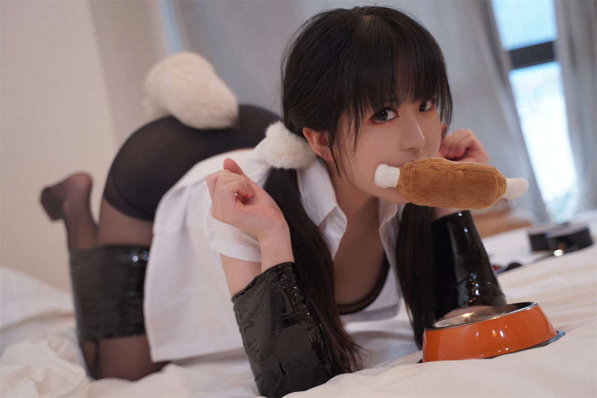 Xgyw.Net_微博美少女虎森森狗狗剧情主题半脱白衬衣露性感黑色内衣秀丰满身材诱惑写真95P