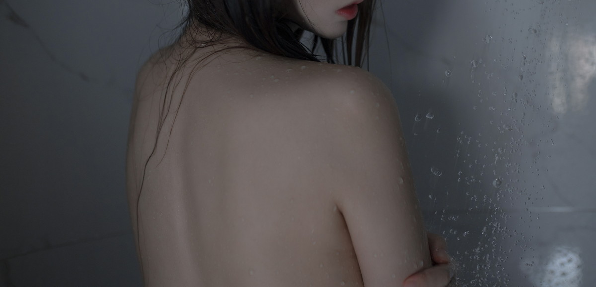 Xgyw.Net_网络美女疯猫ss思绪之浴室主题私房浴室半脱露曼妙身姿湿身撩人诱惑写真30P