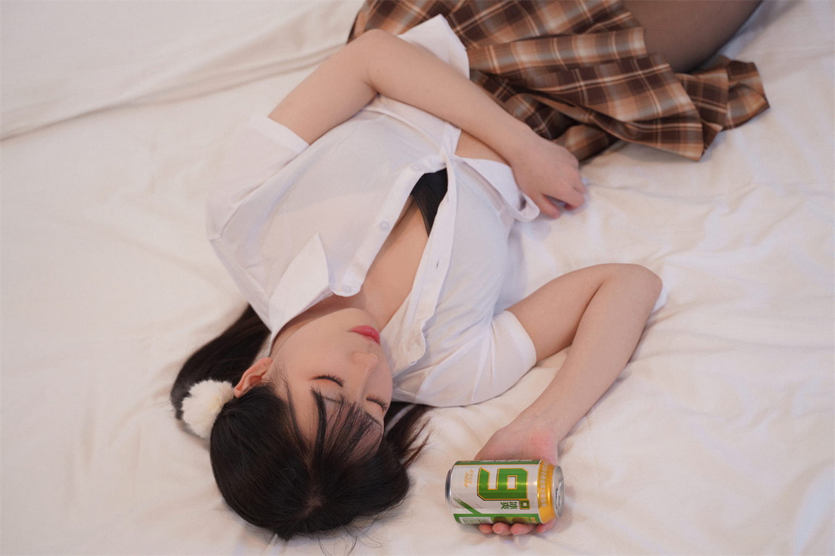 Xgyw.Net_微博美少女虎森森狗狗剧情主题半脱白衬衣露性感黑色内衣秀丰满身材诱惑写真95P