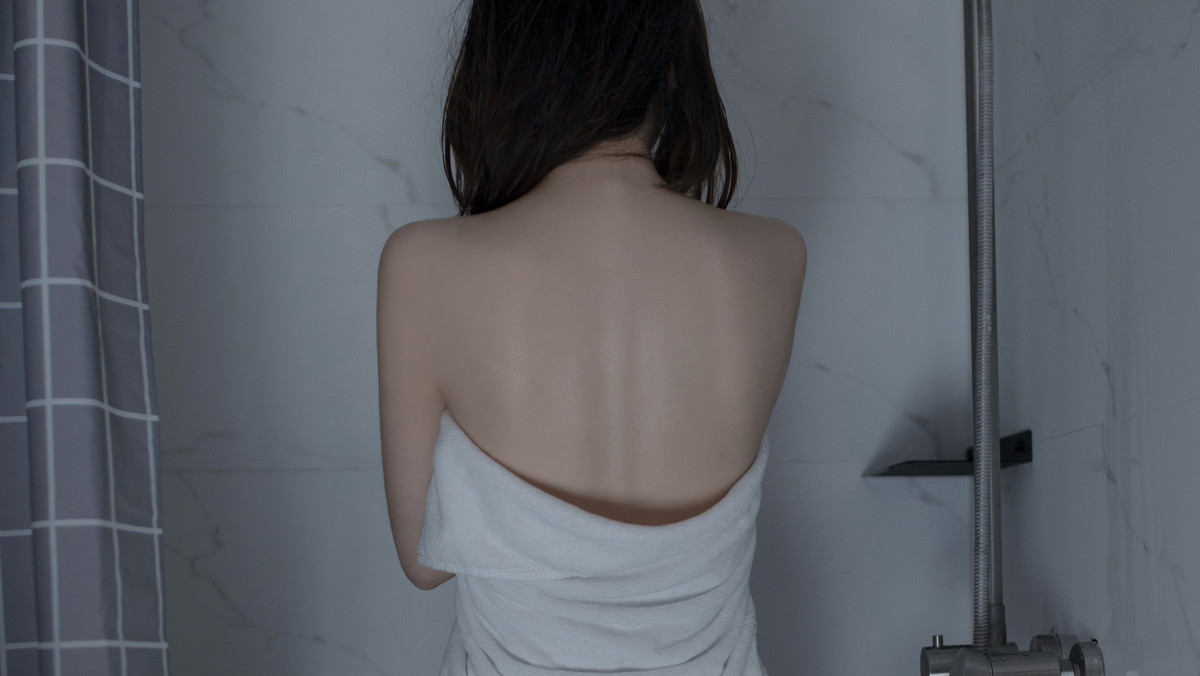 Xgyw.Net_网络美女疯猫ss思绪之浴室主题私房浴室半脱露曼妙身姿湿身撩人诱惑写真30P