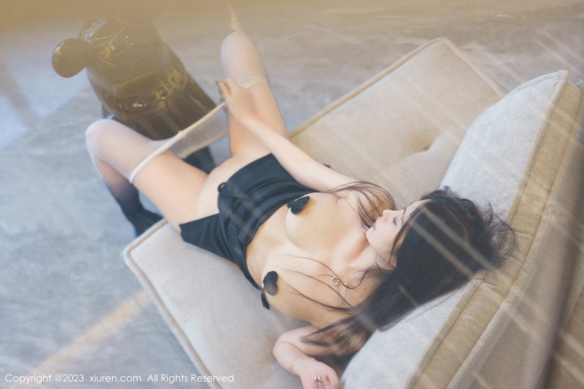 Xgyw.Net_XiuRen第6319期_模特laura阿姣黑色吊带连衣短裙配渐变丝袜秀完美身材诱惑写真78P