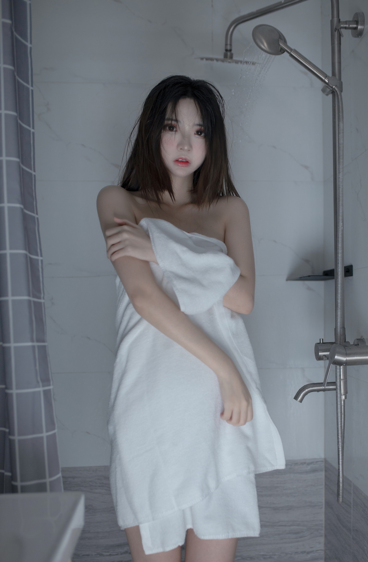 Xgyw.Net_网络美女疯猫ss思绪之浴室主题私房浴室半脱露曼妙身姿湿身撩人诱惑写真30P