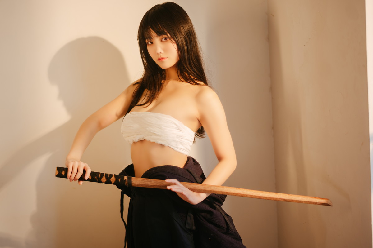 Xgyw.Net_网络美女汪知子最后的武士主题性感黑色美女武士服半脱露白色内衣撩人诱惑写真40P