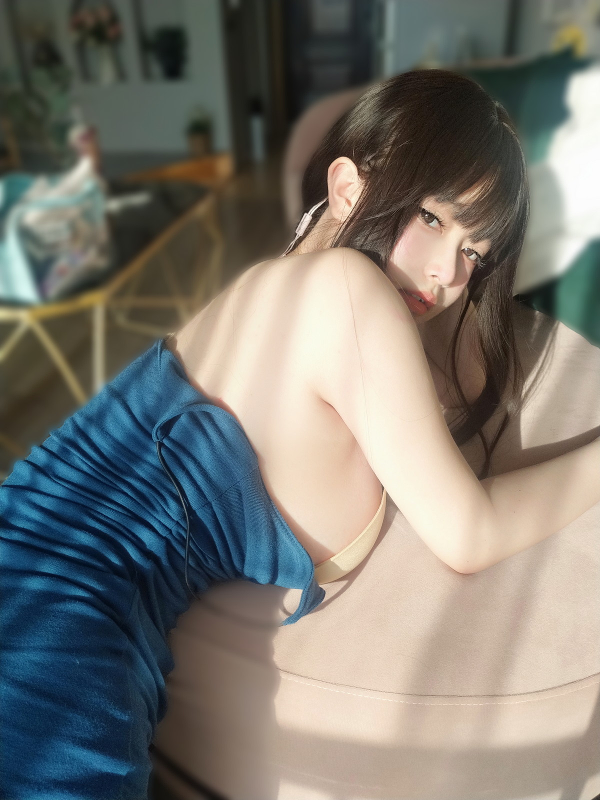 Xgyw.Net_Coser妹子女主K乘凉的姐姐主题私房性感蓝色低胸吊带裙秀傲人豪乳诱惑写真92P