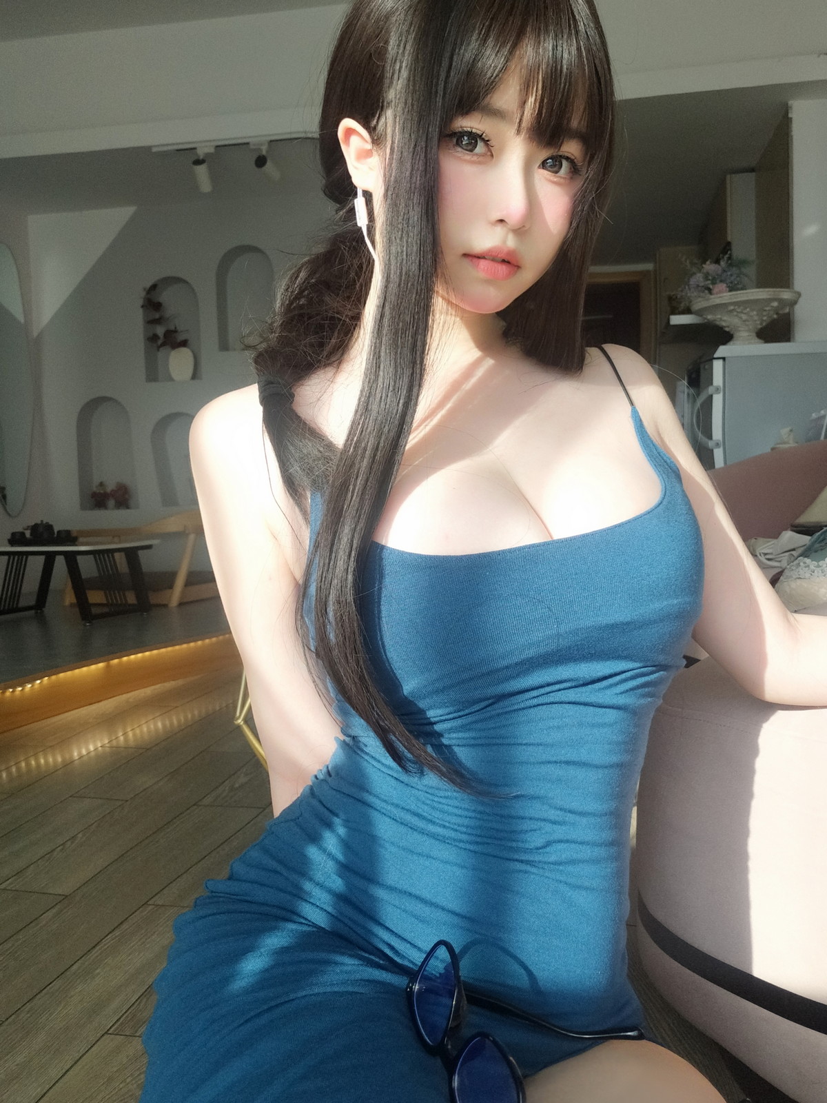 Xgyw.Net_Coser妹子女主K乘凉的姐姐主题私房性感蓝色低胸吊带裙秀傲人豪乳诱惑写真92P