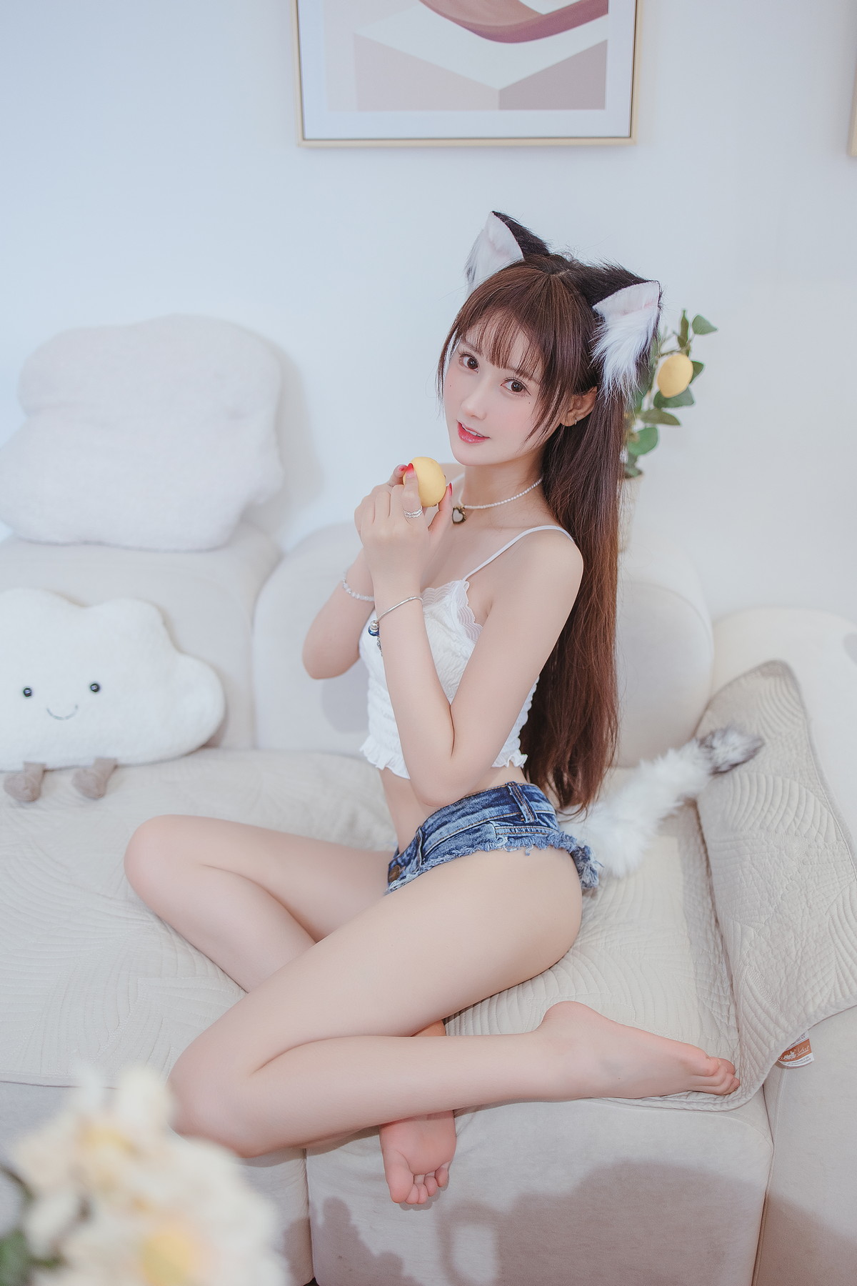 Xgyw.Net_网络美女羽生三未小猫私房主题性感白色吊带配牛仔短裤秀翘臀美腿诱惑写真38P