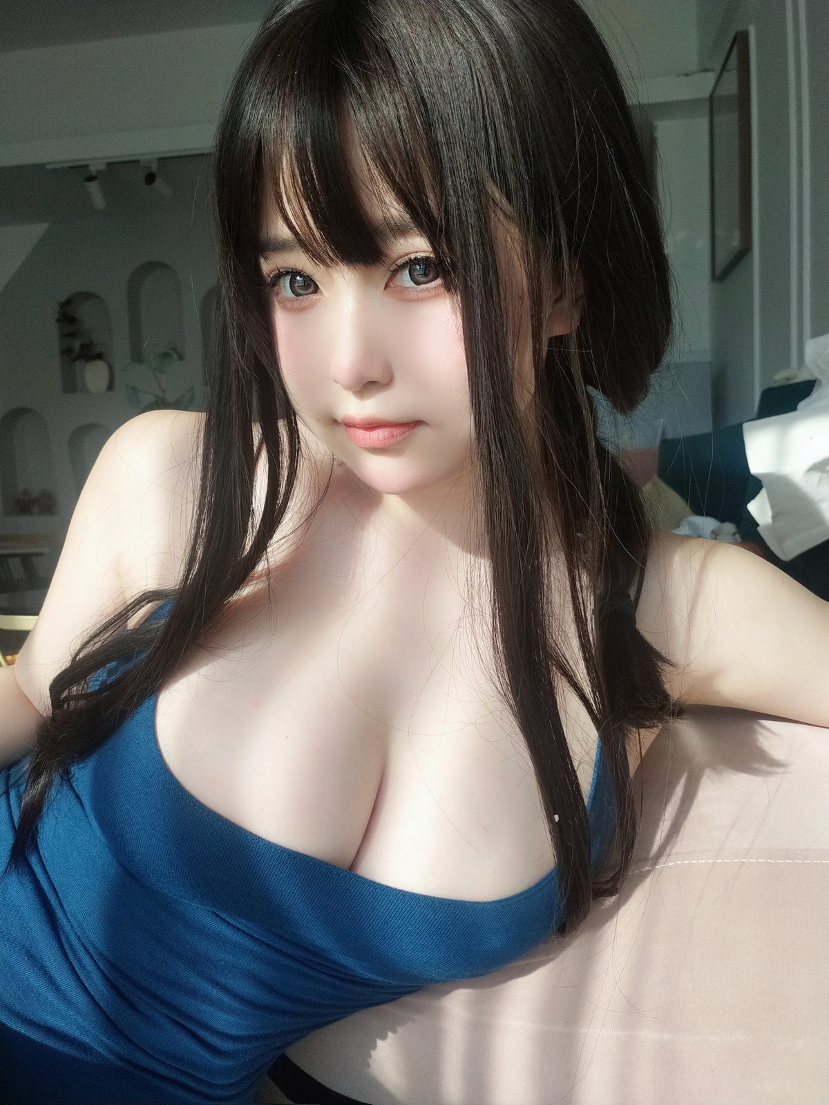 Xgyw.Net_Coser妹子女主K乘凉的姐姐主题私房性感蓝色低胸吊带裙秀傲人豪乳诱惑写真92P
