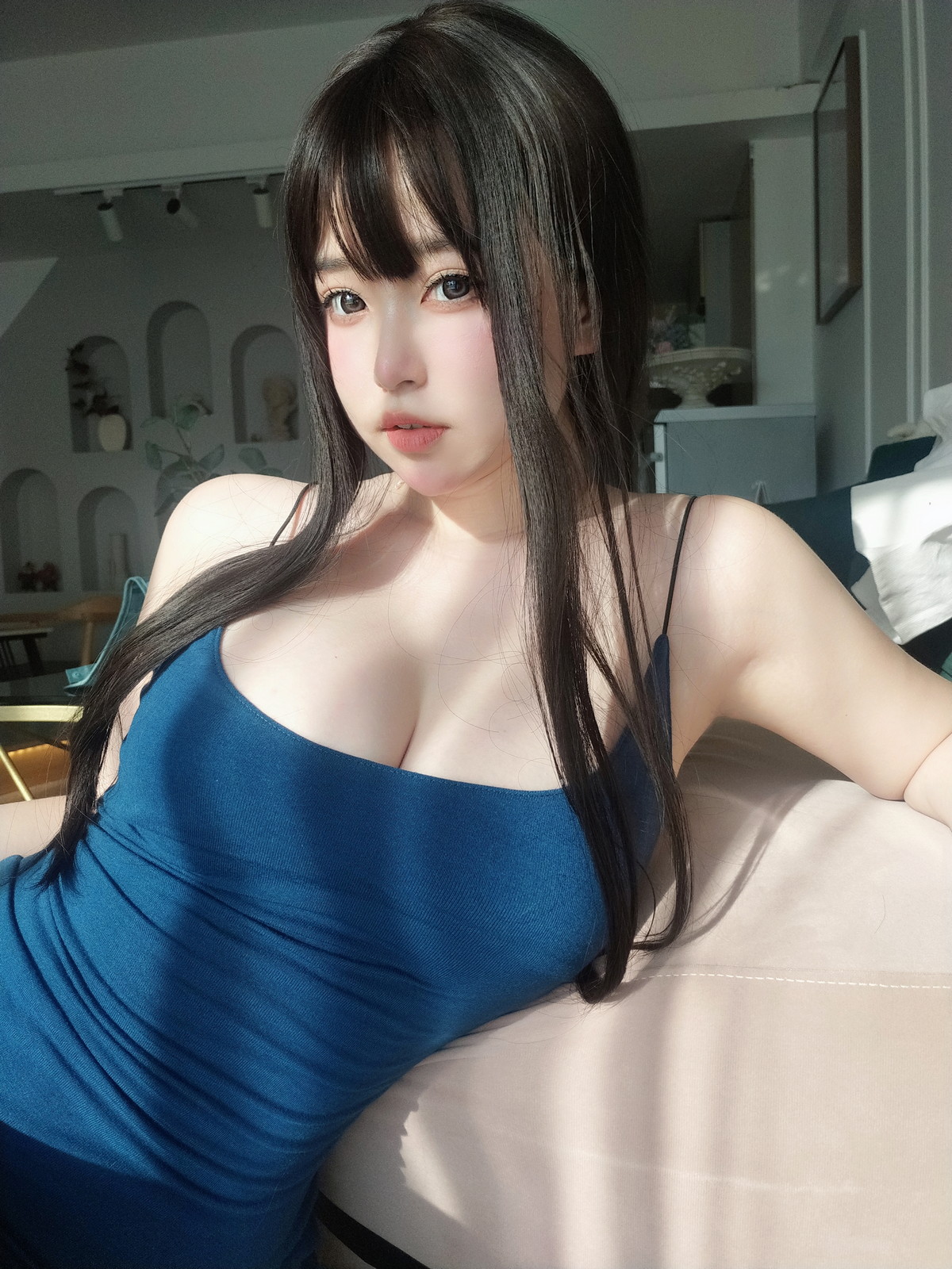 Xgyw.Net_Coser妹子女主K乘凉的姐姐主题私房性感蓝色低胸吊带裙秀傲人豪乳诱惑写真92P
