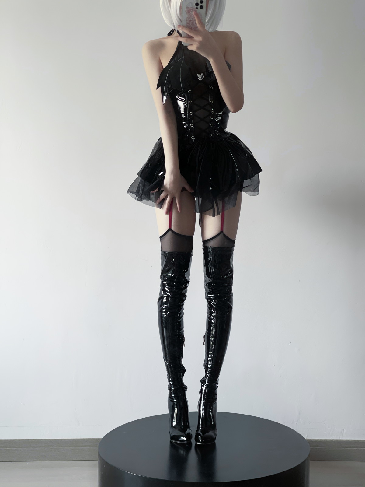 Xgyw.Net_Cos小姐姐幼爱youmeko吊带袜恶魔主题不露脸自拍黑色皮质服饰迷人诱惑写真47P