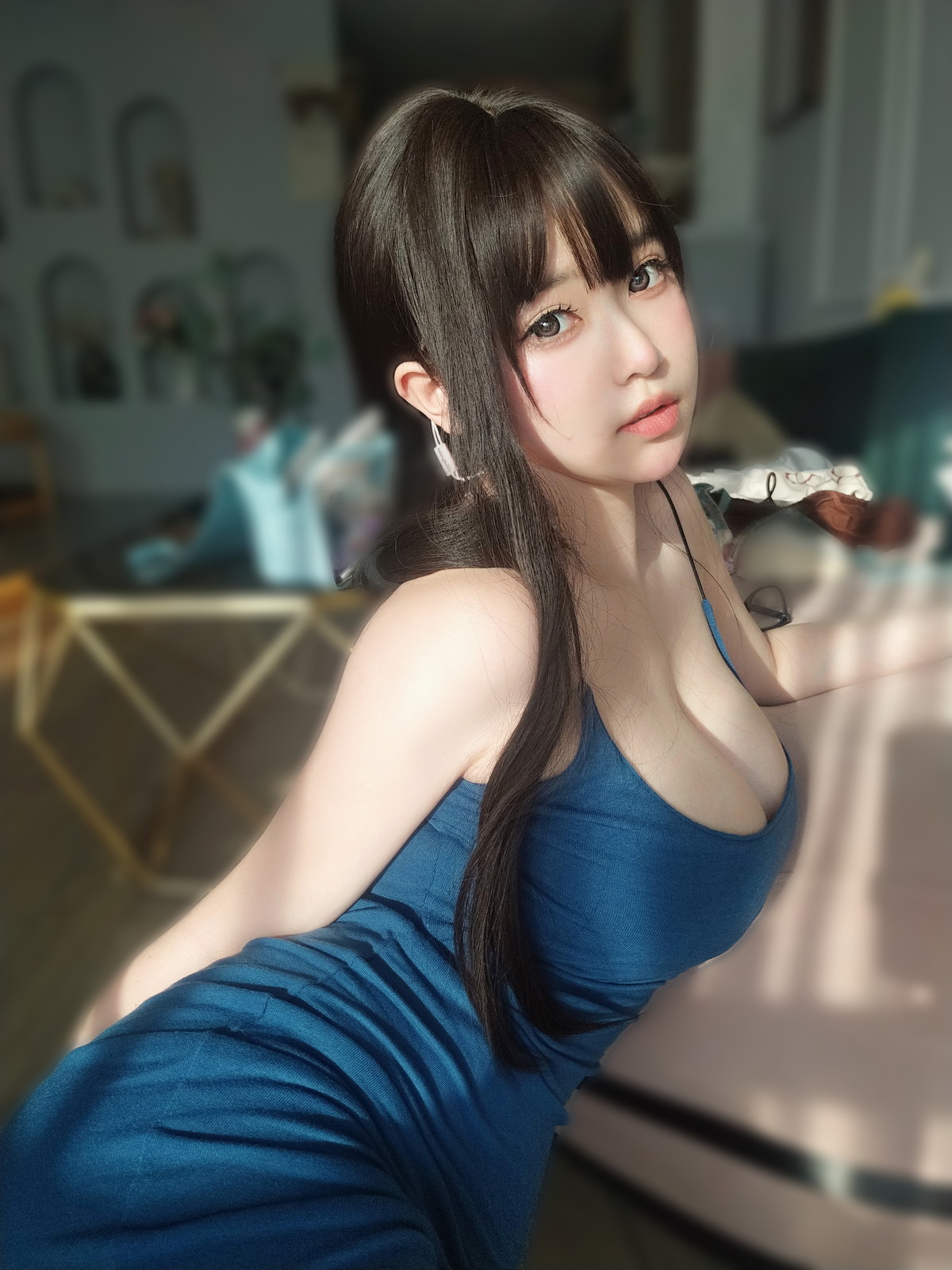 Xgyw.Net_Coser妹子女主K乘凉的姐姐主题私房性感蓝色低胸吊带裙秀傲人豪乳诱惑写真92P