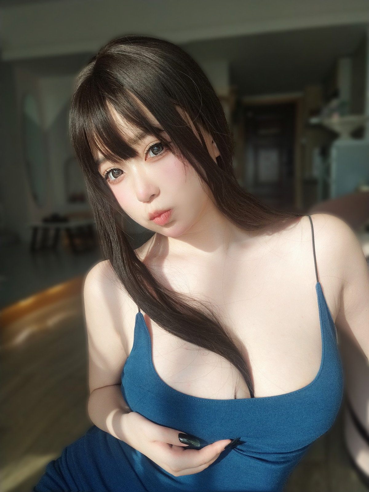 Xgyw.Net_Coser妹子女主K乘凉的姐姐主题私房性感蓝色低胸吊带裙秀傲人豪乳诱惑写真92P