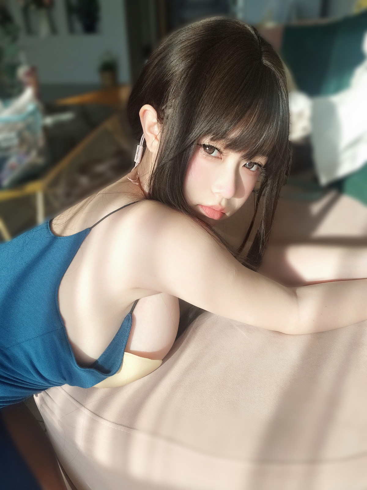 Xgyw.Net_Coser妹子女主K乘凉的姐姐主题私房性感蓝色低胸吊带裙秀傲人豪乳诱惑写真92P