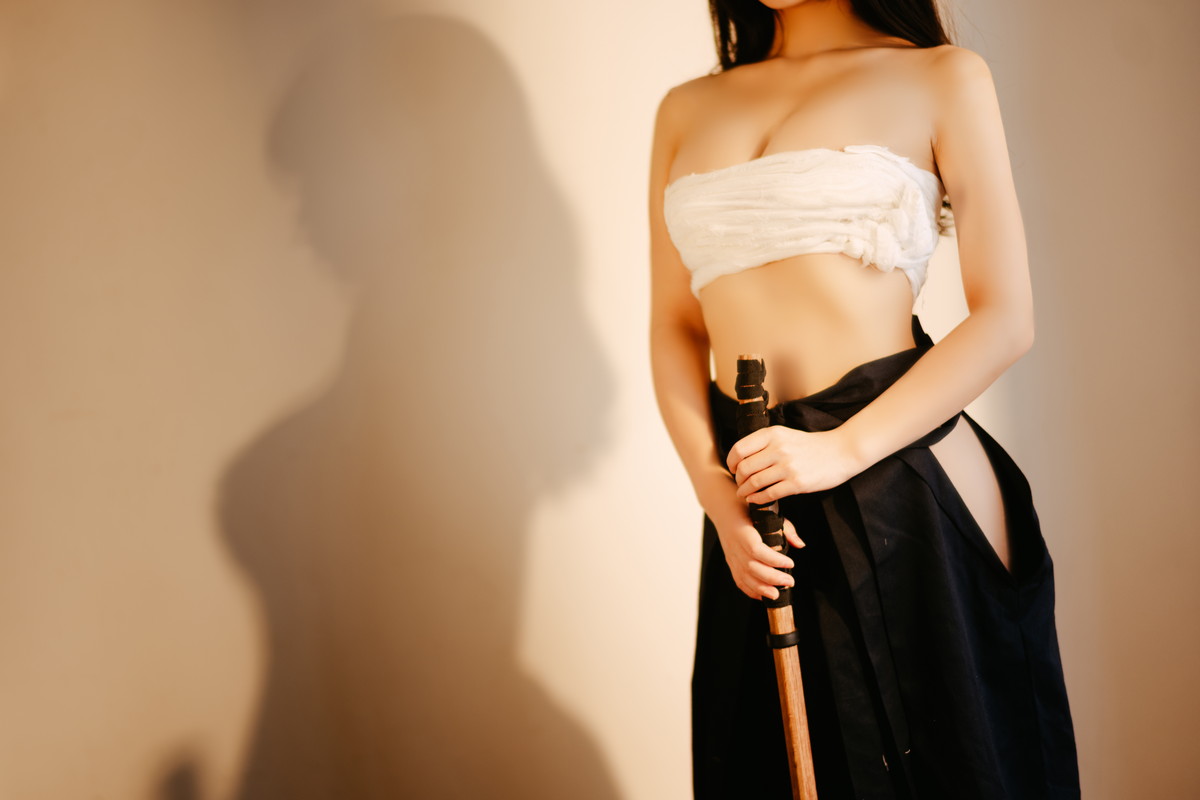 Xgyw.Net_网络美女汪知子最后的武士主题性感黑色美女武士服半脱露白色内衣撩人诱惑写真40P