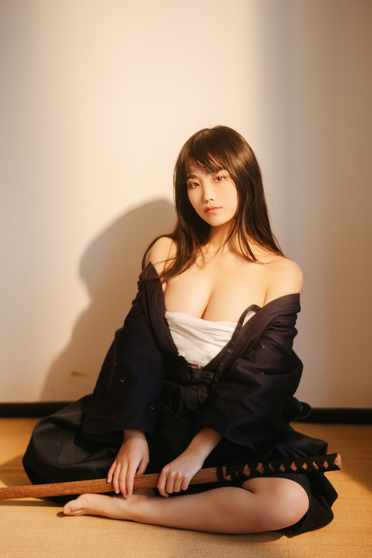 Xgyw.Net_网络美女汪知子最后的武士主题性感黑色美女武士服半脱露白色内衣撩人诱惑写真40P