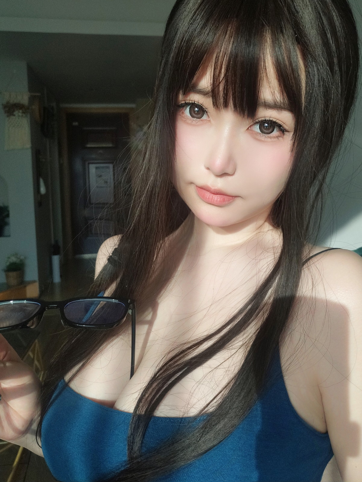 Xgyw.Net_Coser妹子女主K乘凉的姐姐主题私房性感蓝色低胸吊带裙秀傲人豪乳诱惑写真92P