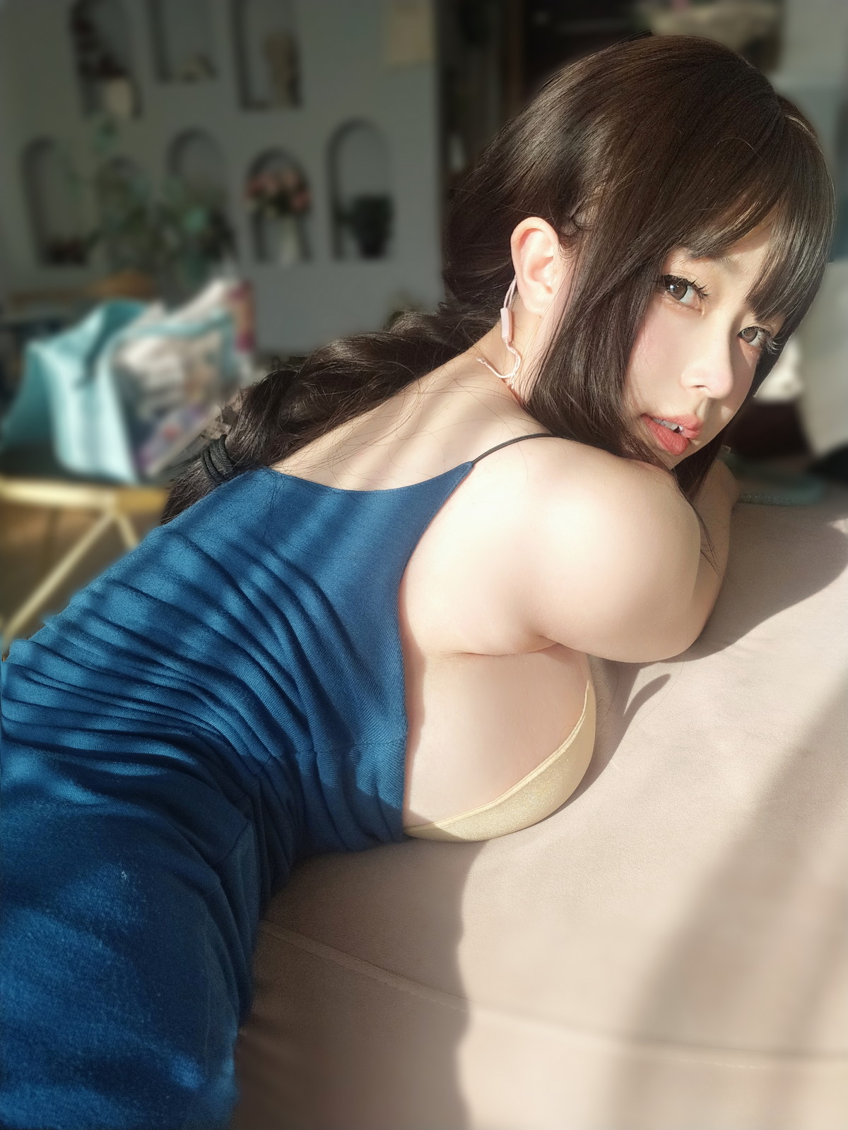 Xgyw.Net_Coser妹子女主K乘凉的姐姐主题私房性感蓝色低胸吊带裙秀傲人豪乳诱惑写真92P