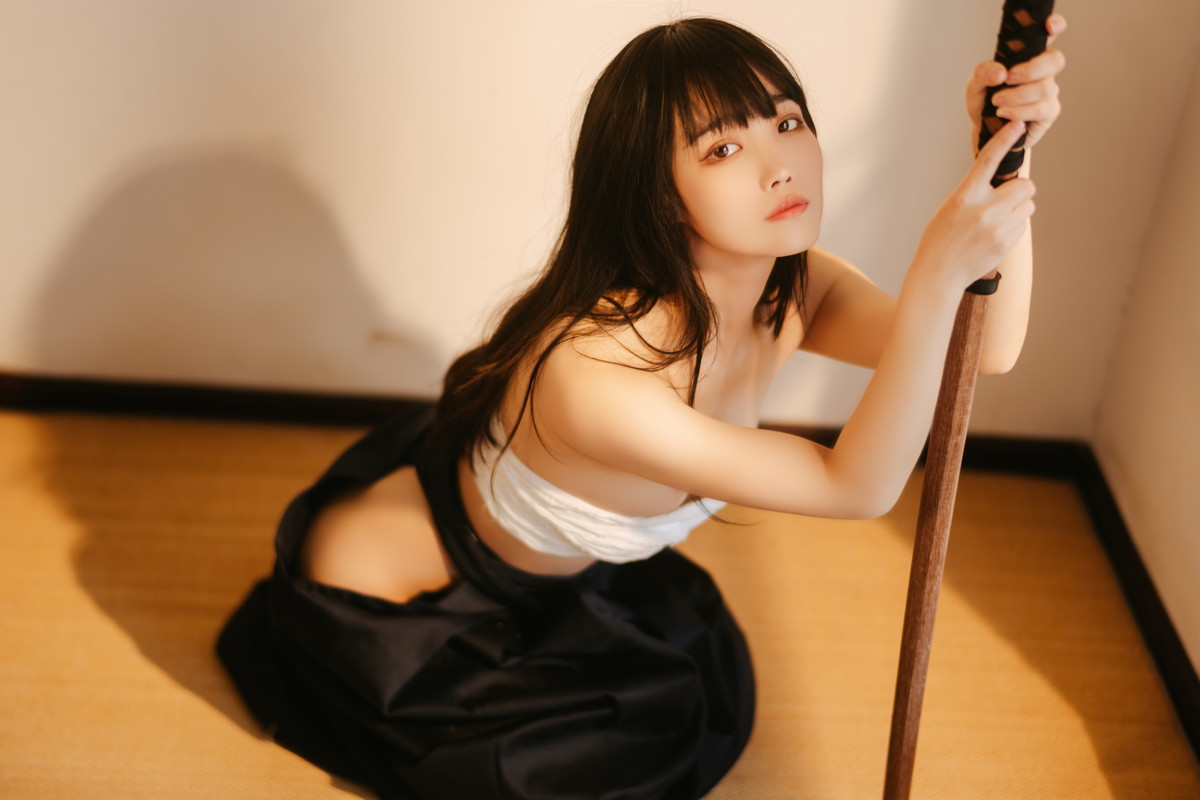 Xgyw.Net_网络美女汪知子最后的武士主题性感黑色美女武士服半脱露白色内衣撩人诱惑写真40P