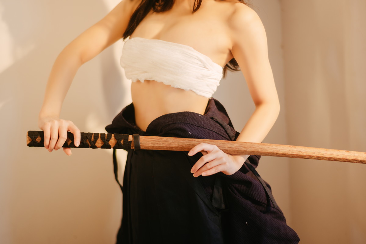 Xgyw.Net_网络美女汪知子最后的武士主题性感黑色美女武士服半脱露白色内衣撩人诱惑写真40P