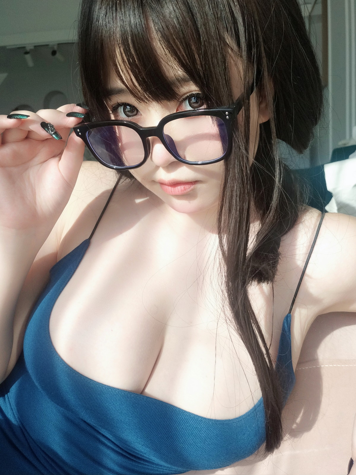 Xgyw.Net_Coser妹子女主K乘凉的姐姐主题私房性感蓝色低胸吊带裙秀傲人豪乳诱惑写真92P