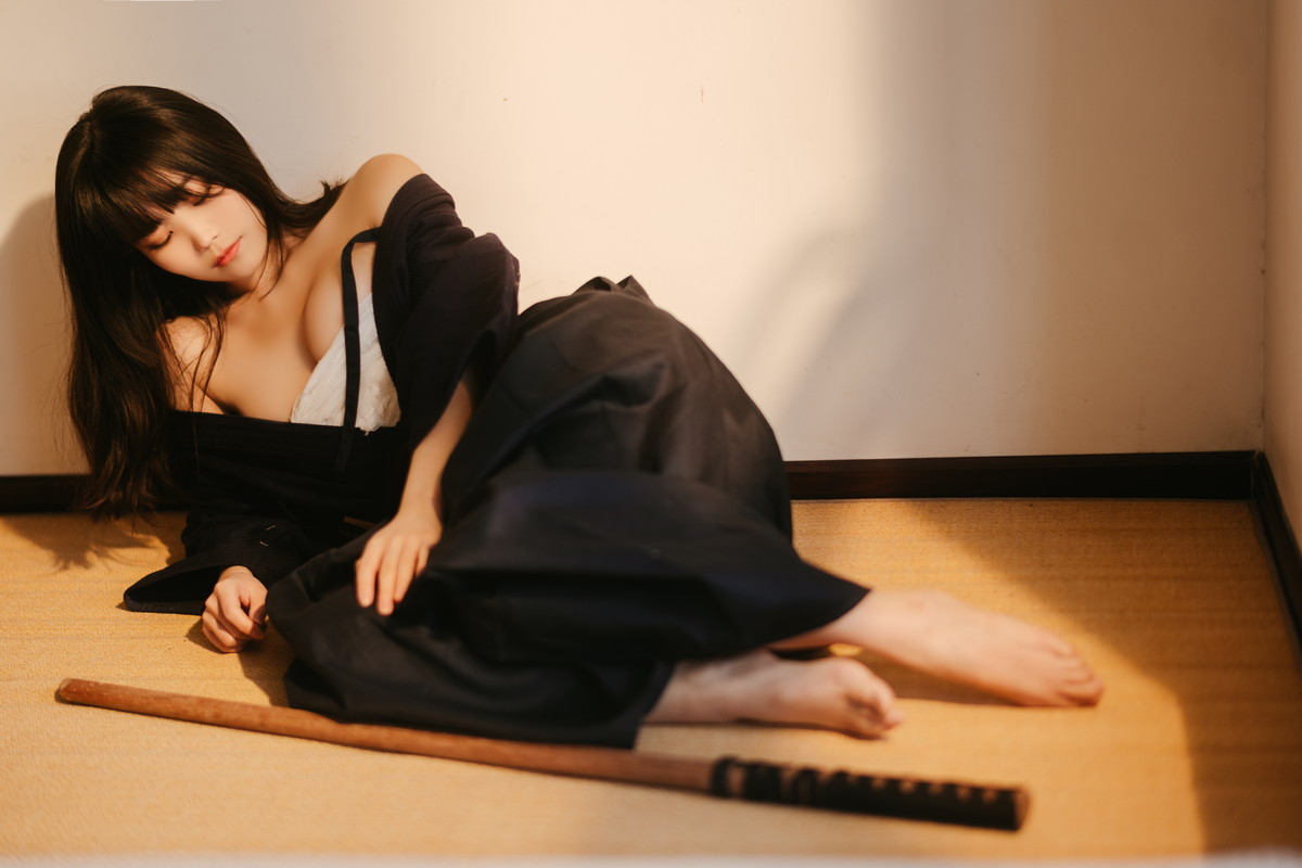 Xgyw.Net_网络美女汪知子最后的武士主题性感黑色美女武士服半脱露白色内衣撩人诱惑写真40P