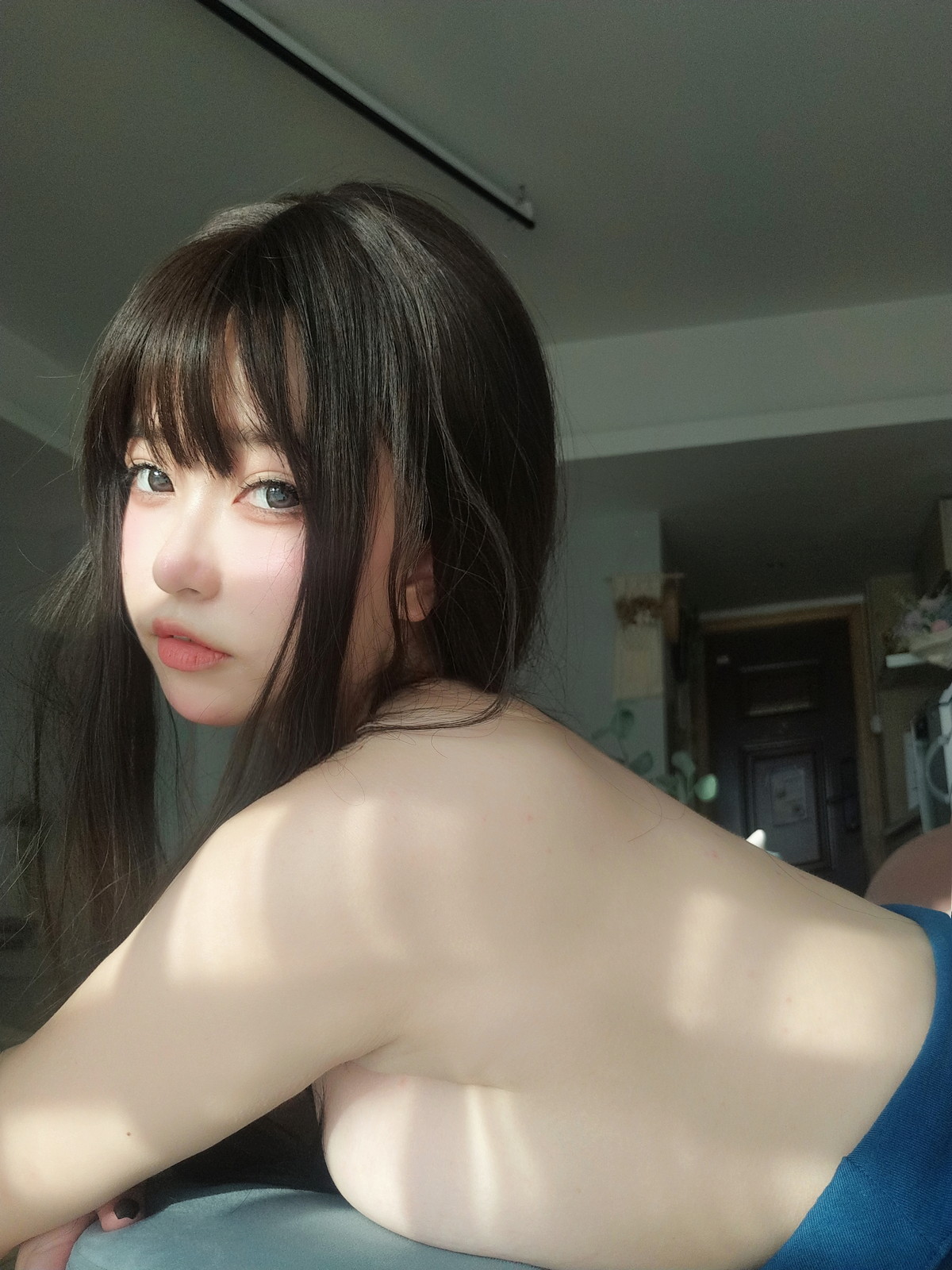 Xgyw.Net_Coser妹子女主K乘凉的姐姐主题私房性感蓝色低胸吊带裙秀傲人豪乳诱惑写真92P